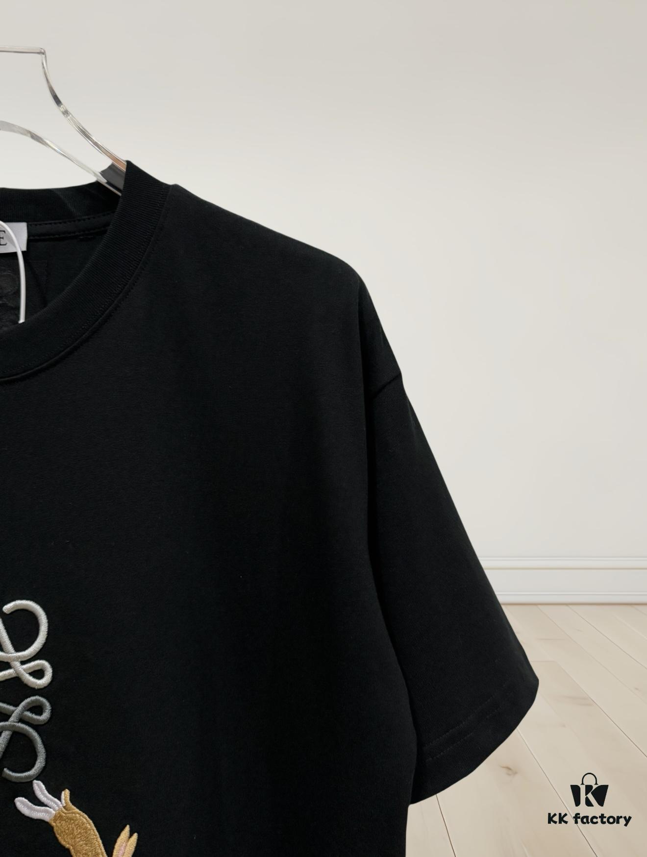 6931a0d0ccd8ab3d7af94b3b High-Quality Loewe 25SS Spring/Summer Collection Loewe x Suna Fujita Collaborative Series Embroidered Round-Neck Short-Sleeve T-Shirt, Color-Contrast Logo Embroidery on Chest with Cartoon Rabbit Theme, Cute and Fashionable Design, Imported Pallini Embroidery Machine Craftsmanship, Precise Stitching, Rich Colors and Textured Appearance, Well-Tailored Fit with Slight Neck Hugging, Made from 32s 280g Combed Full Cotton Fabric Offering Soft Luster, Skin-Friendly, Breathable and Structured Drape, Unisex Wear for Both Men and Women