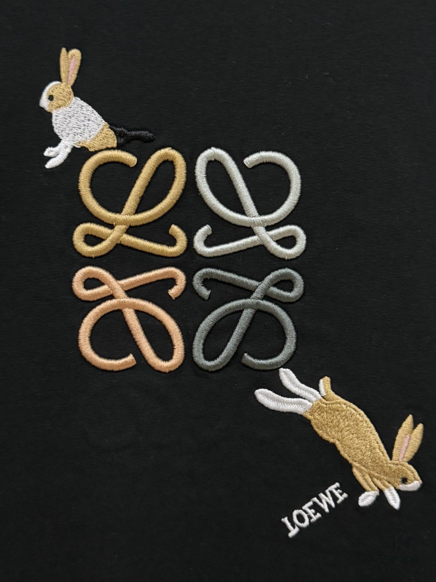 6931a0d0ccd8ab3d7af94b3c High-Quality Loewe 25SS Spring/Summer Collection Loewe x Suna Fujita Collaborative Series Embroidered Round-Neck Short-Sleeve T-Shirt, Color-Contrast Logo Embroidery on Chest with Cartoon Rabbit Theme, Cute and Fashionable Design, Imported Pallini Embroidery Machine Craftsmanship, Precise Stitching, Rich Colors and Textured Appearance, Well-Tailored Fit with Slight Neck Hugging, Made from 32s 280g Combed Full Cotton Fabric Offering Soft Luster, Skin-Friendly, Breathable and Structured Drape, Unisex Wear for Both Men and Women
