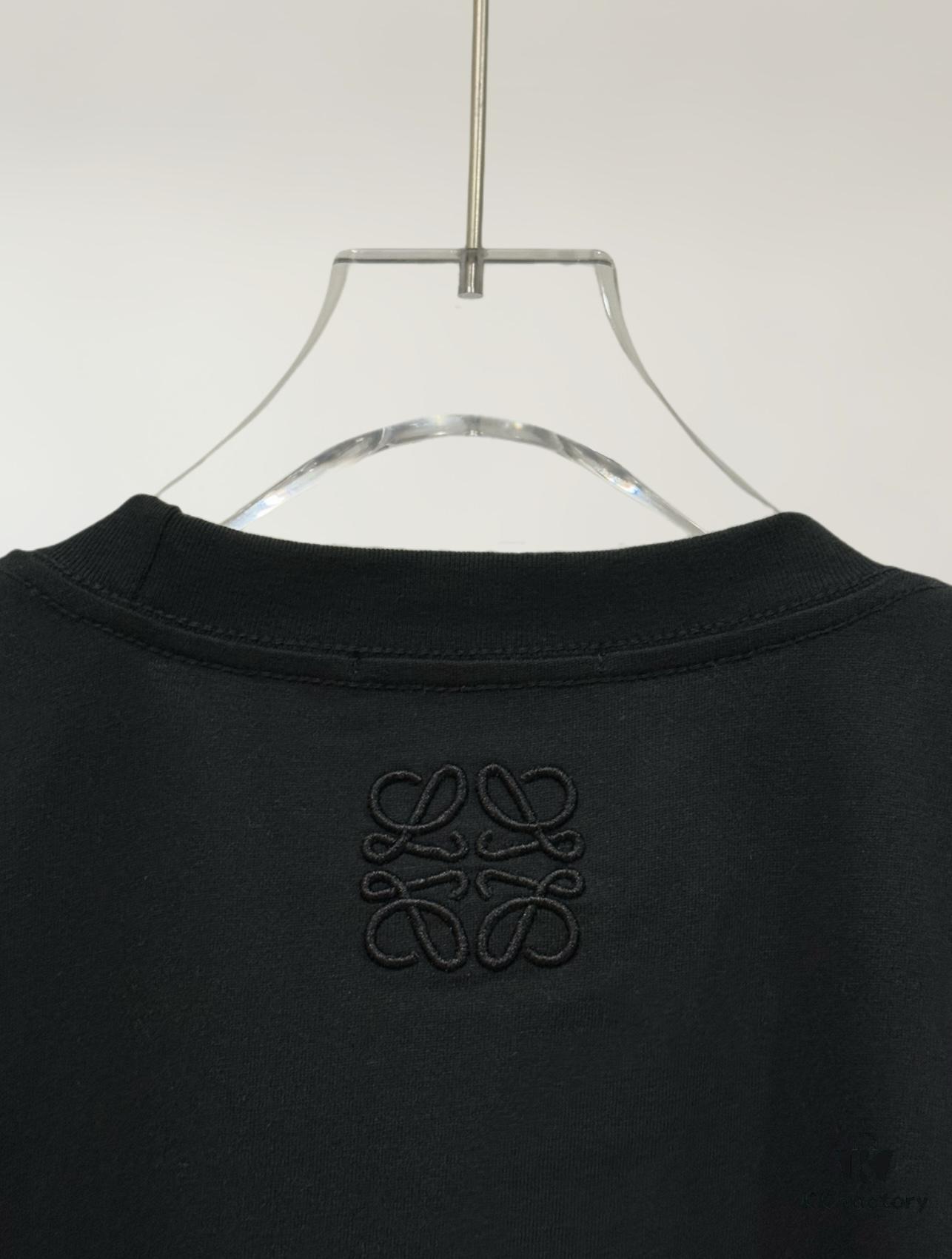 6931a0d1ccd8ab3d7af94b3e High-Quality Loewe 25SS Spring/Summer Collection Loewe x Suna Fujita Collaborative Series Embroidered Round-Neck Short-Sleeve T-Shirt, Color-Contrast Logo Embroidery on Chest with Cartoon Rabbit Theme, Cute and Fashionable Design, Imported Pallini Embroidery Machine Craftsmanship, Precise Stitching, Rich Colors and Textured Appearance, Well-Tailored Fit with Slight Neck Hugging, Made from 32s 280g Combed Full Cotton Fabric Offering Soft Luster, Skin-Friendly, Breathable and Structured Drape, Unisex Wear for Both Men and Women