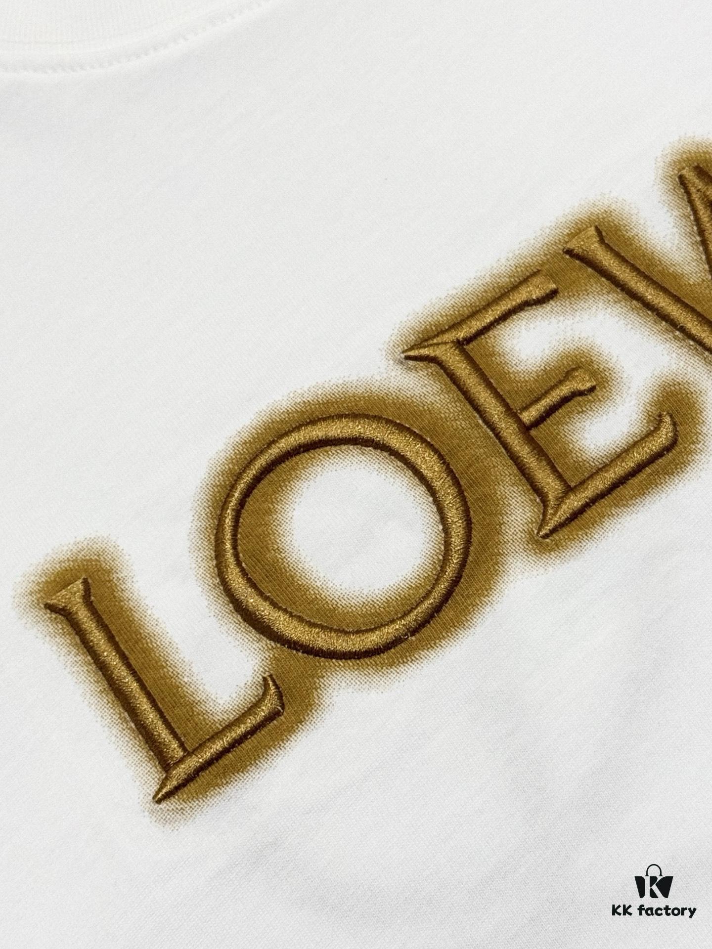 6931a0d2ccd8ab3d7af94b56 High-Quality Loewe 25SS Spring/Summer New Embroidered Logo Crew Neck Short Sleeve T-Shirt, Original Fabric, Celebrity-Inspired Design with Premium Spray-Painted 3D Embroidery, Front and Back Prints, 32-Single 280g Combed Pure Cotton Material, Extremely Comfortable Feel, Stylish Unisex Tee, Three Labels Complete, Not Ordinary Market Version