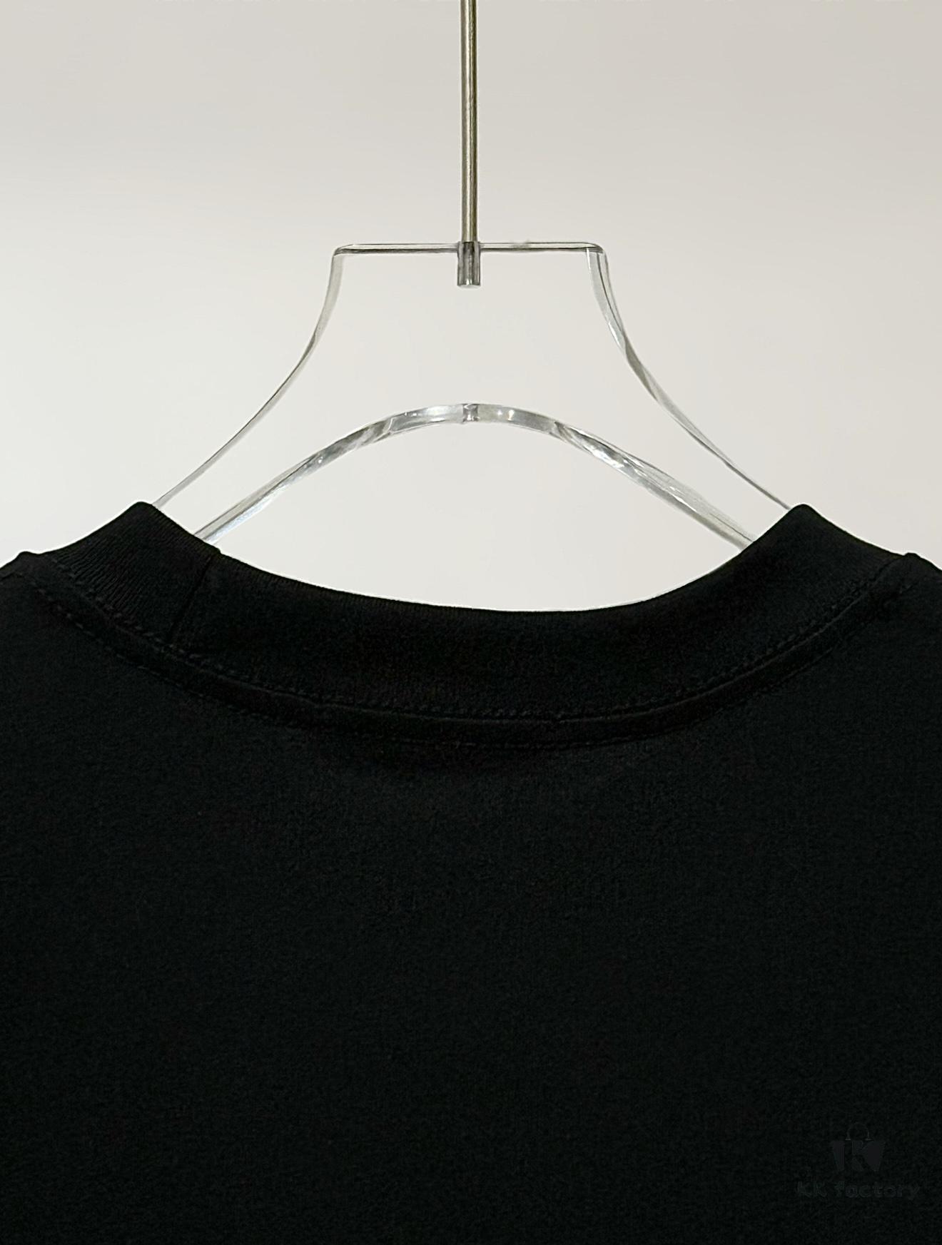 6931a0d2ccd8ab3d7af94b63 High-Quality Loewe 25SS Spring/Summer New Embroidered Logo Round Neck Short Sleeve T-Shirt, Original Fabric, Influencer and Celebrity Style, Front and Back with Spray-Painted 3D Embroidery, High-End Craftsmanship, Made of 32-Single 280g Combed Pure Cotton Fabric, Extremely Comfortable to Touch, Super Versatile and Stylish, Unisex Design, Complete with Three Labels, Not Ordinary Market Version, Quality Guaranteed
