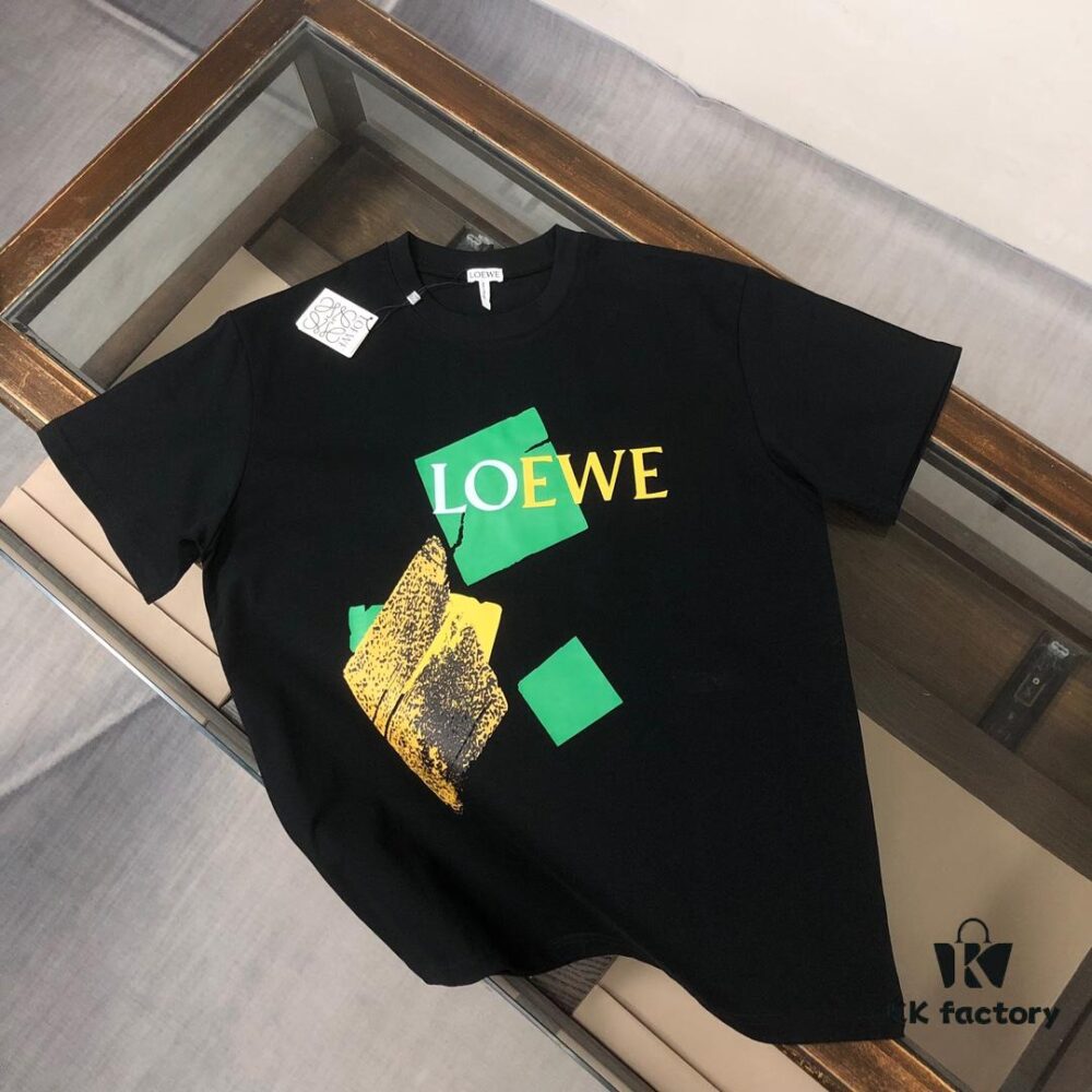 LOEWE 25SS Summer New Arrival Round Neck Short-Sleeve T-Shirt! 270g Heavyweight Premium Cotton Fabric with Exceptional Hand Feel and Texture! Slim Tailoring Design, Clean and Sharp! Exquisite Stitching and Craftsmanship! Excellent Silhouette with Superior Breathability! Effortlessly Suitable for All Age Groups – an Essential Wardrobe Staple for Men.