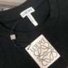 6931a0d5ccd8ab3d7af94b9d LOEWE 25SS Summer New Arrival Round Neck Short-Sleeve T-Shirt! 270g Heavyweight Premium Cotton Fabric with Exceptional Hand Feel and Texture! Slim Tailoring Design, Clean and Sharp! Exquisite Stitching and Craftsmanship! Excellent Silhouette with Superior Breathability! Effortlessly Suitable for All Age Groups – an Essential Wardrobe Staple for Men.
