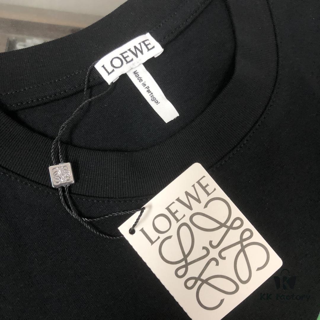 6931a0d5ccd8ab3d7af94b9d LOEWE 25SS Summer New Arrival Round Neck Short-Sleeve T-Shirt! 270g Heavyweight Premium Cotton Fabric with Exceptional Hand Feel and Texture! Slim Tailoring Design, Clean and Sharp! Exquisite Stitching and Craftsmanship! Excellent Silhouette with Superior Breathability! Effortlessly Suitable for All Age Groups – an Essential Wardrobe Staple for Men.