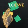 6931a0d5ccd8ab3d7af94b9e LOEWE 25SS Summer New Arrival Round Neck Short-Sleeve T-Shirt! 270g Heavyweight Premium Cotton Fabric with Exceptional Hand Feel and Texture! Slim Tailoring Design, Clean and Sharp! Exquisite Stitching and Craftsmanship! Excellent Silhouette with Superior Breathability! Effortlessly Suitable for All Age Groups – an Essential Wardrobe Staple for Men.