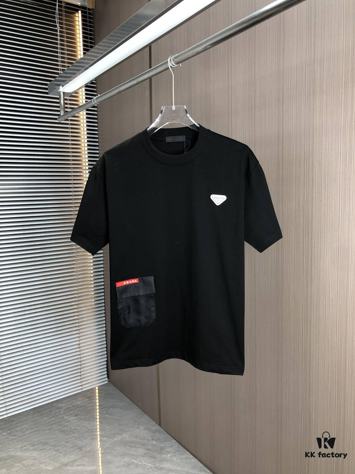 6931a0e9ccd8ab3d7af94c6e PRADA 2025 Spring/Summer New Arrival Round Neck Short Sleeve T-Shirt with Triangular Logo Patch on Chest and Side Seam Pocket, Made of 320g Double-Yarn Combed Cotton Fabric, Slightly Loose Fit, Soft and Substantial Fabric Texture, Unisex Design