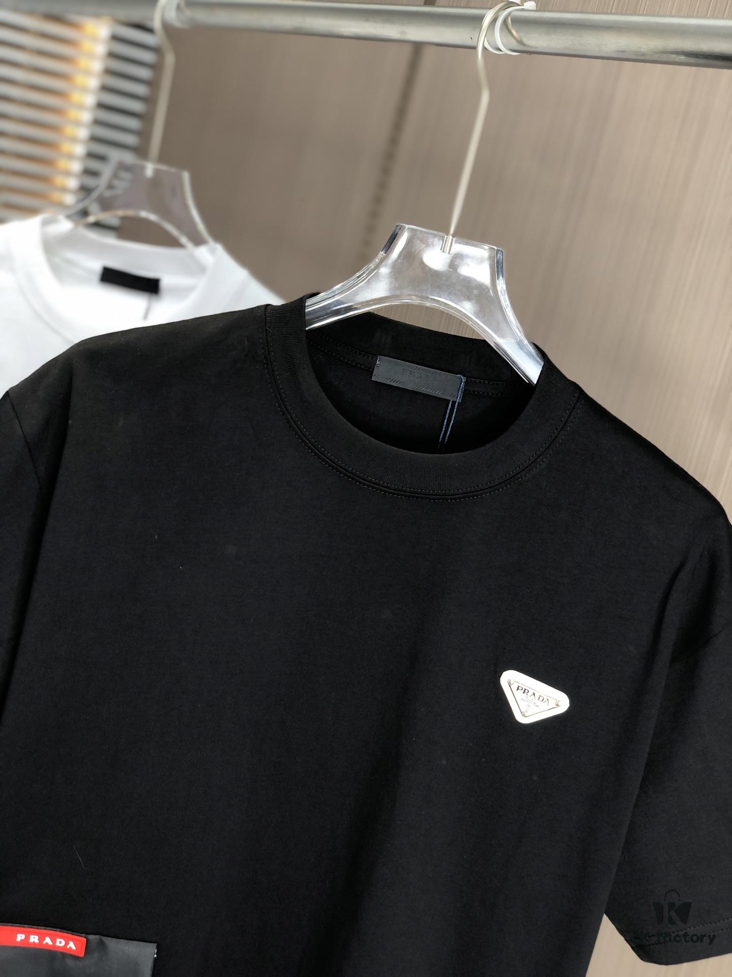6931a0e9ccd8ab3d7af94c6f PRADA 2025 Spring/Summer New Arrival Round Neck Short Sleeve T-Shirt with Triangular Logo Patch on Chest and Side Seam Pocket, Made of 320g Double-Yarn Combed Cotton Fabric, Slightly Loose Fit, Soft and Substantial Fabric Texture, Unisex Design