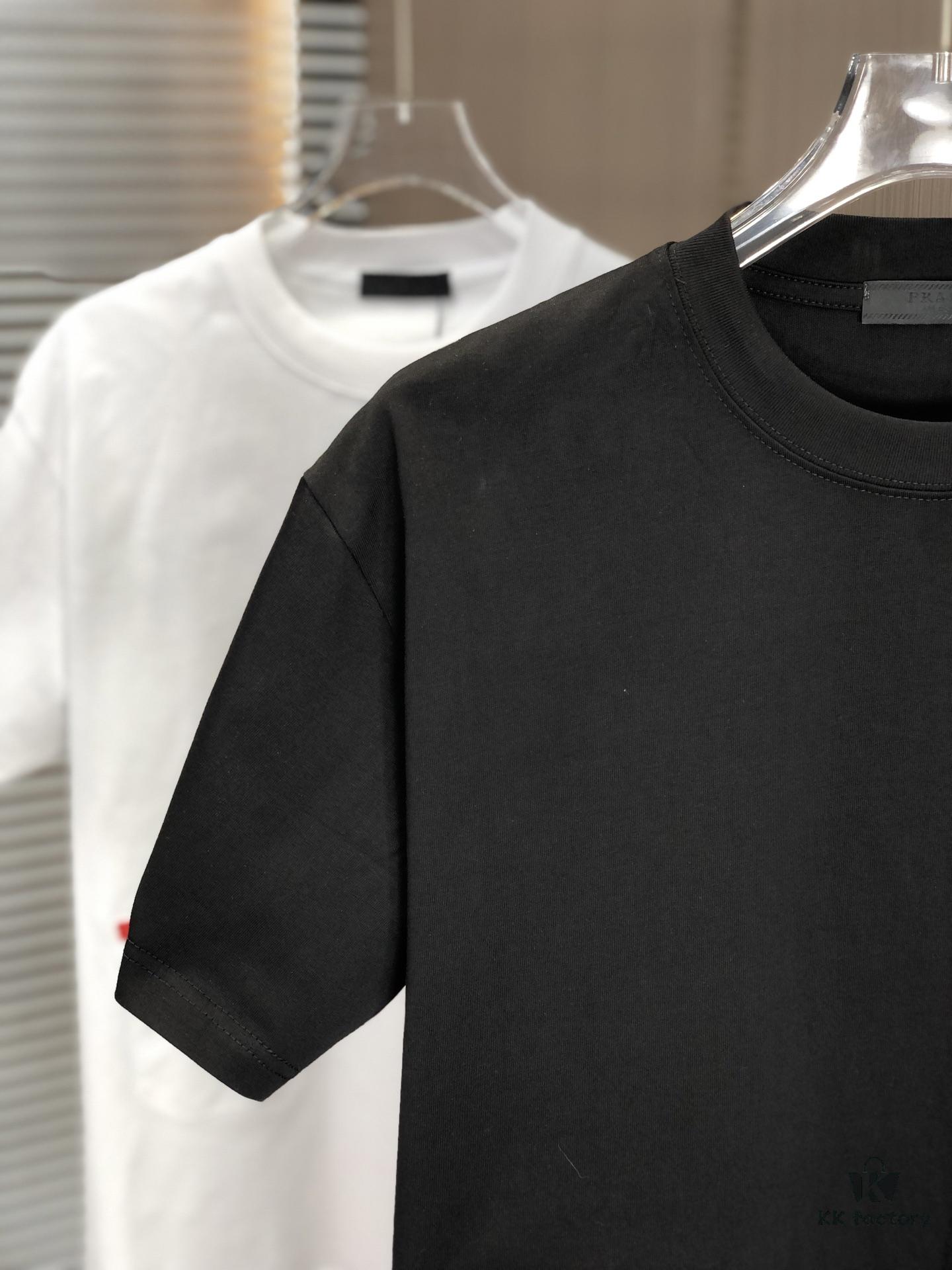 6931a0e9ccd8ab3d7af94c70 PRADA 2025 Spring/Summer New Arrival Round Neck Short Sleeve T-Shirt with Triangular Logo Patch on Chest and Side Seam Pocket, Made of 320g Double-Yarn Combed Cotton Fabric, Slightly Loose Fit, Soft and Substantial Fabric Texture, Unisex Design