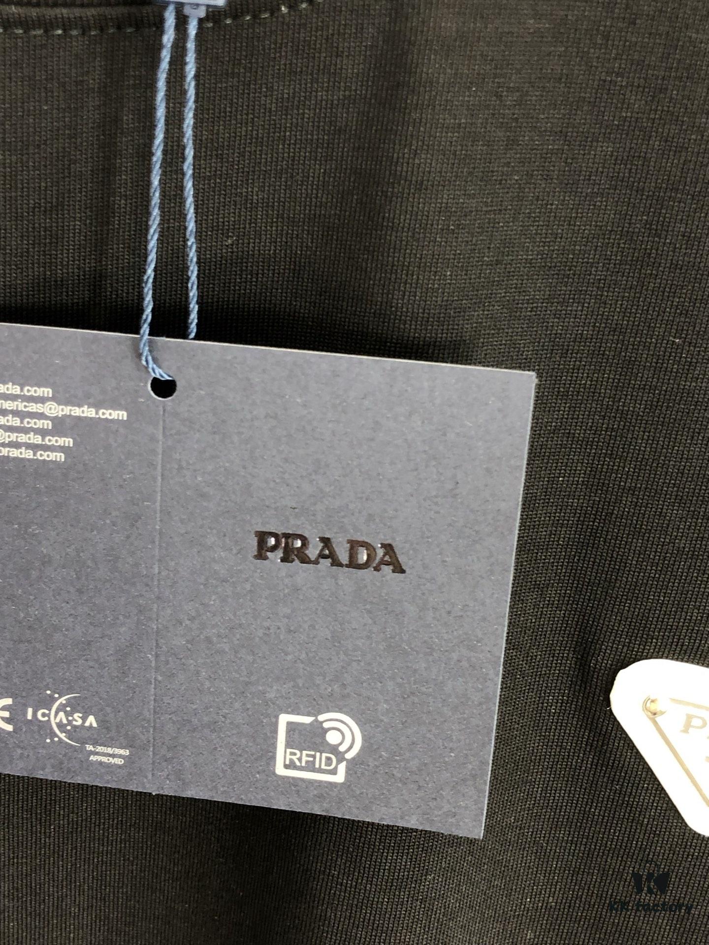 6931a0e9ccd8ab3d7af94c73 PRADA 2025 Spring/Summer New Arrival Round Neck Short Sleeve T-Shirt with Triangular Logo Patch on Chest and Side Seam Pocket, Made of 320g Double-Yarn Combed Cotton Fabric, Slightly Loose Fit, Soft and Substantial Fabric Texture, Unisex Design