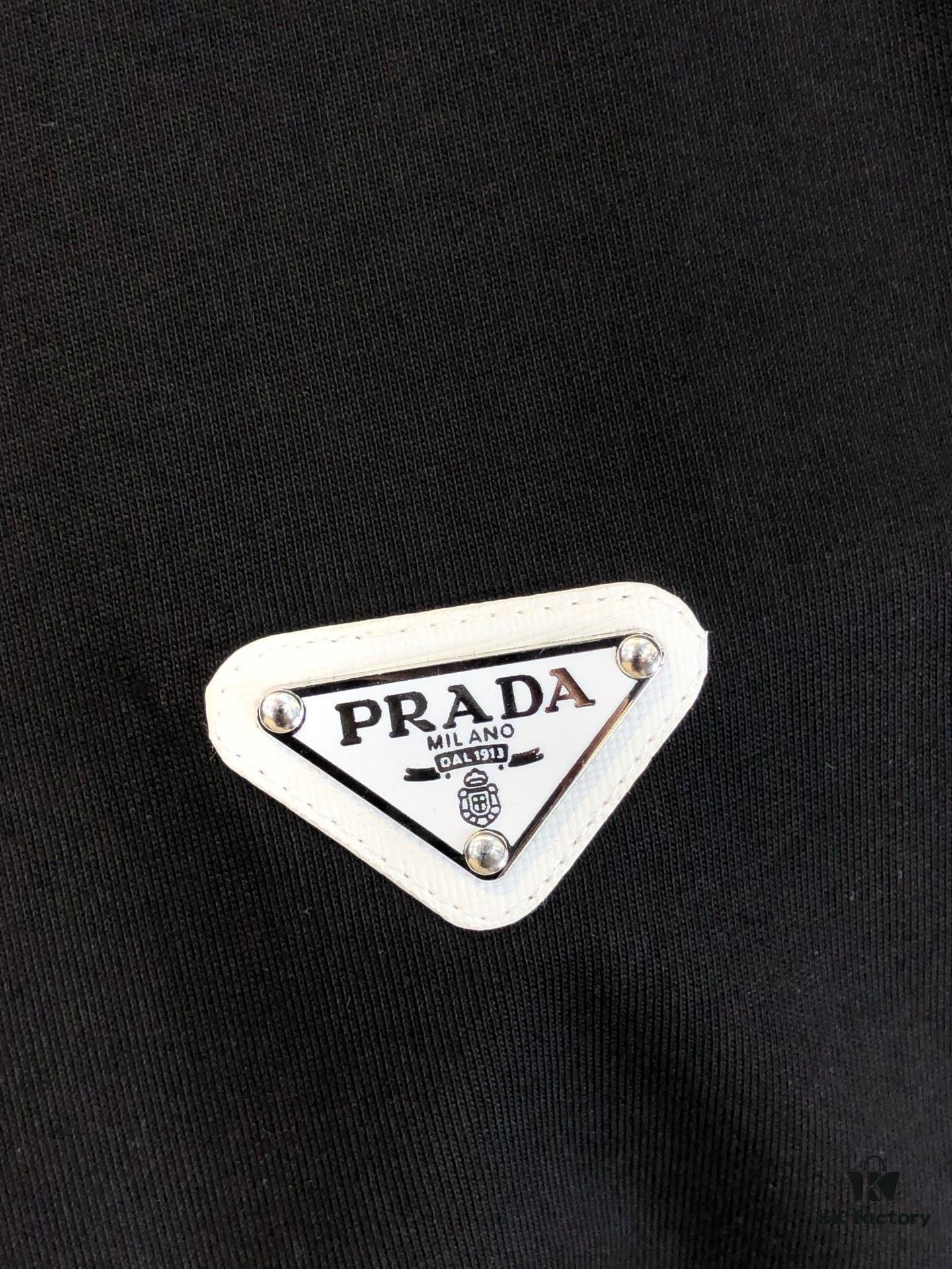 6931a0e9ccd8ab3d7af94c74 PRADA 2025 Spring/Summer New Arrival Round Neck Short Sleeve T-Shirt with Triangular Logo Patch on Chest and Side Seam Pocket, Made of 320g Double-Yarn Combed Cotton Fabric, Slightly Loose Fit, Soft and Substantial Fabric Texture, Unisex Design