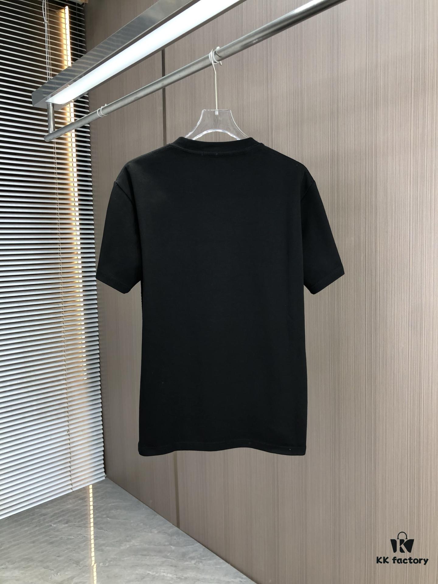 6931a0e9ccd8ab3d7af94c76 PRADA 2025 Spring/Summer New Arrival Round Neck Short Sleeve T-Shirt with Triangular Logo Patch on Chest and Side Seam Pocket, Made of 320g Double-Yarn Combed Cotton Fabric, Slightly Loose Fit, Soft and Substantial Fabric Texture, Unisex Design