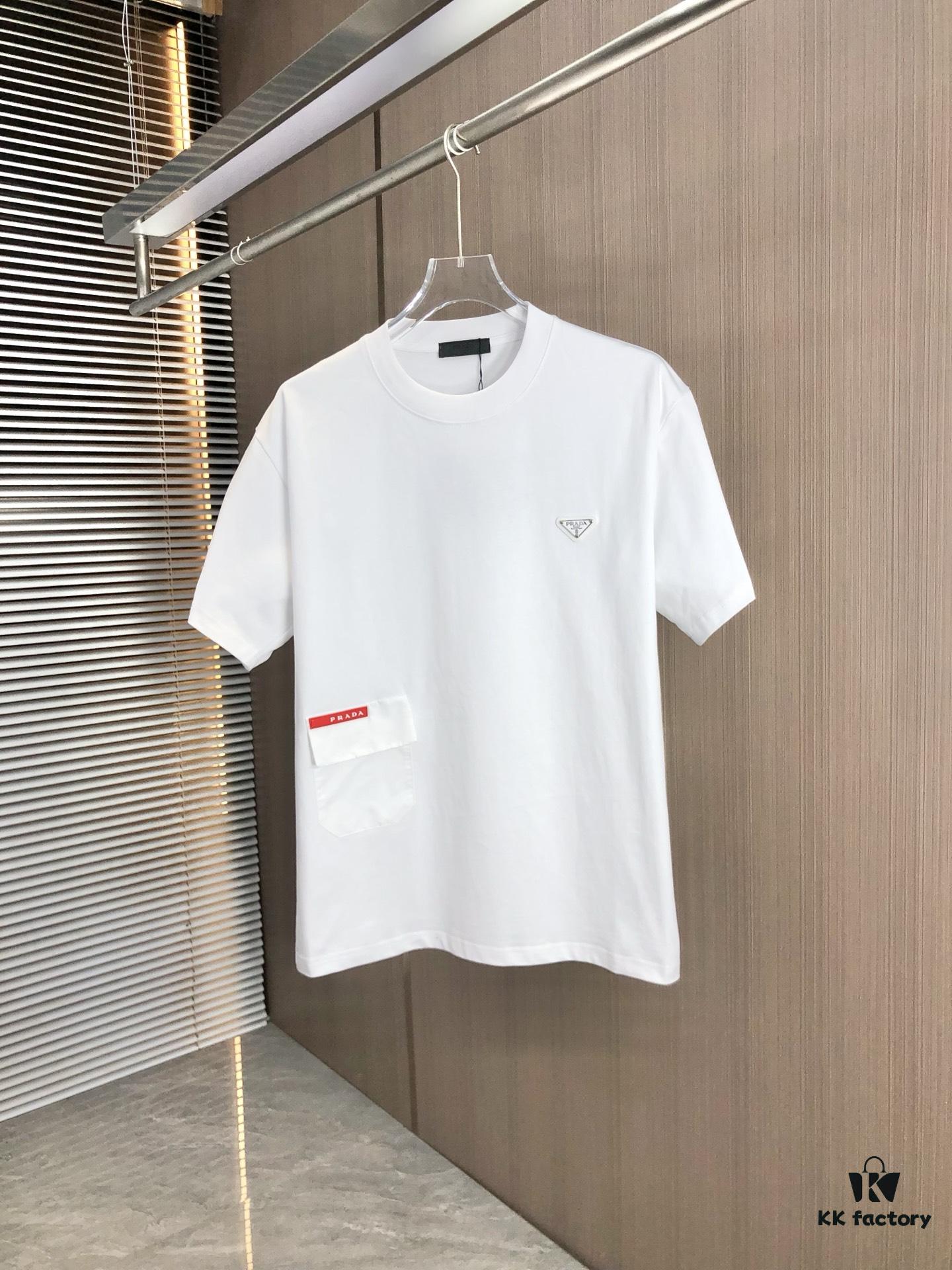 6931a0e9ccd8ab3d7af94c77 PRADA 2025 Spring/Summer New Arrival Round Neck Short Sleeve T-Shirt with Triangular Logo Patch on Chest and Side Stitch Pocket, Made of High Grammage 320g Double-Yarn Combed Cotton Fabric, Slightly Loose Fit, Soft and Substantial Fabric Texture, Unisex Design