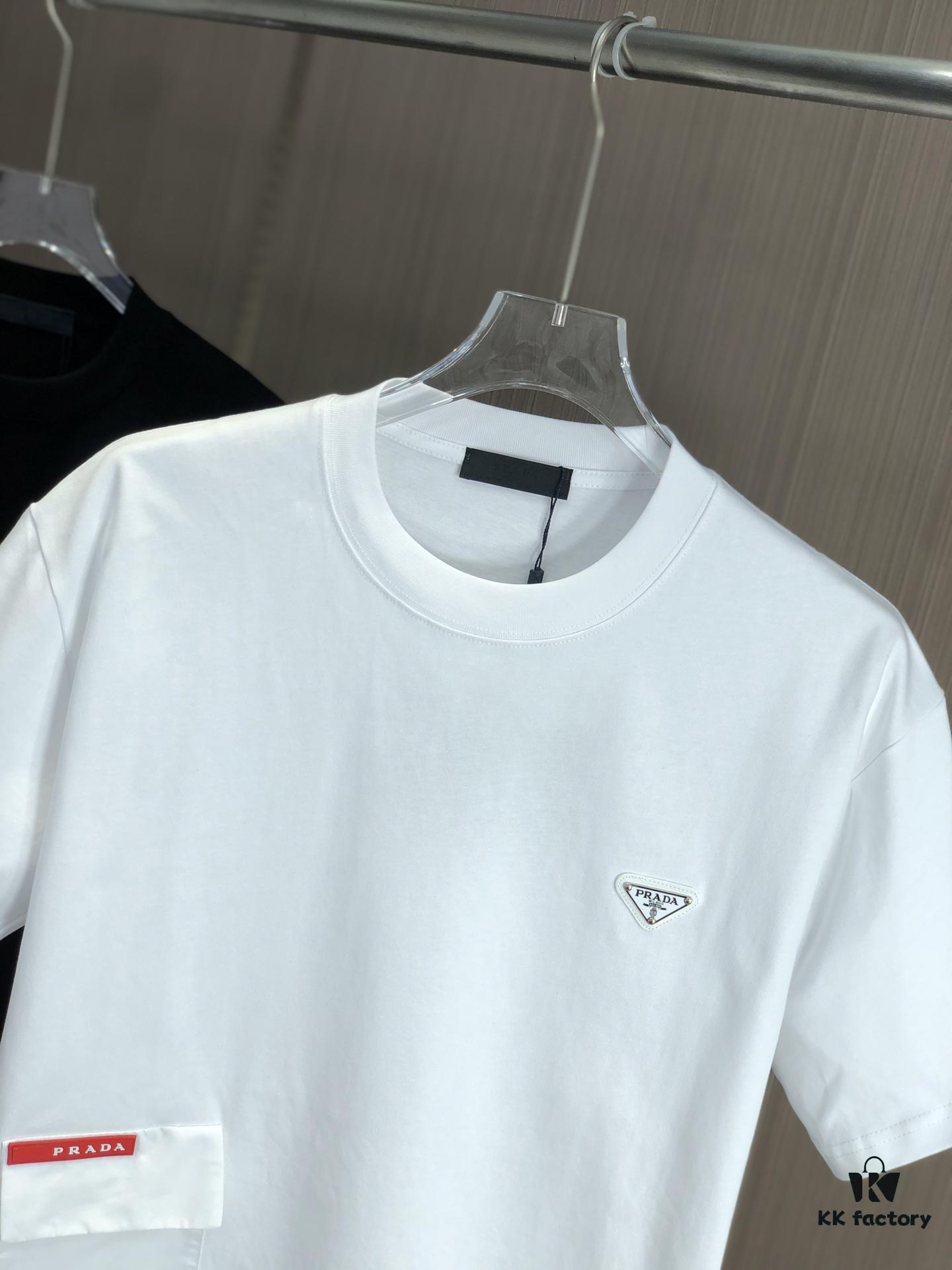 6931a0e9ccd8ab3d7af94c78 PRADA 2025 Spring/Summer New Arrival Round Neck Short Sleeve T-Shirt with Triangular Logo Patch on Chest and Side Stitch Pocket, Made of High Grammage 320g Double-Yarn Combed Cotton Fabric, Slightly Loose Fit, Soft and Substantial Fabric Texture, Unisex Design
