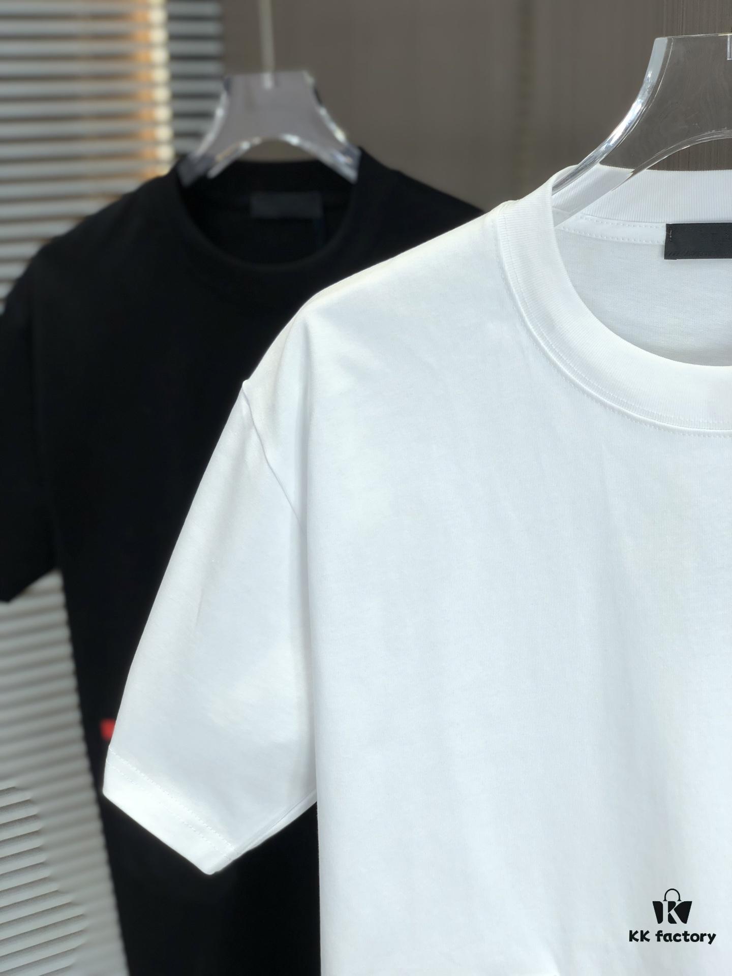 6931a0e9ccd8ab3d7af94c79 PRADA 2025 Spring/Summer New Arrival Round Neck Short Sleeve T-Shirt with Triangular Logo Patch on Chest and Side Stitch Pocket, Made of High Grammage 320g Double-Yarn Combed Cotton Fabric, Slightly Loose Fit, Soft and Substantial Fabric Texture, Unisex Design