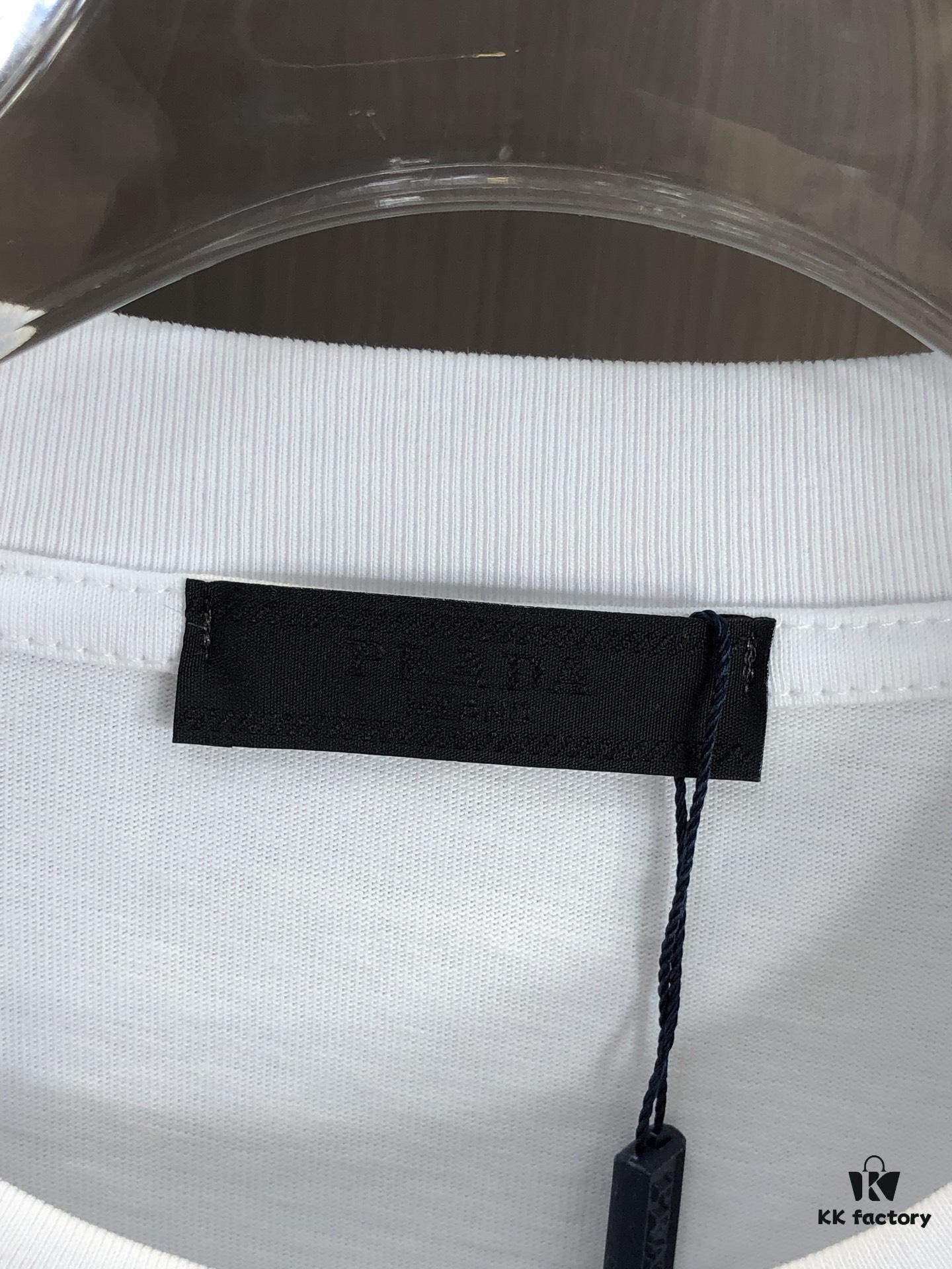 6931a0e9ccd8ab3d7af94c7b PRADA 2025 Spring/Summer New Arrival Round Neck Short Sleeve T-Shirt with Triangular Logo Patch on Chest and Side Stitch Pocket, Made of High Grammage 320g Double-Yarn Combed Cotton Fabric, Slightly Loose Fit, Soft and Substantial Fabric Texture, Unisex Design