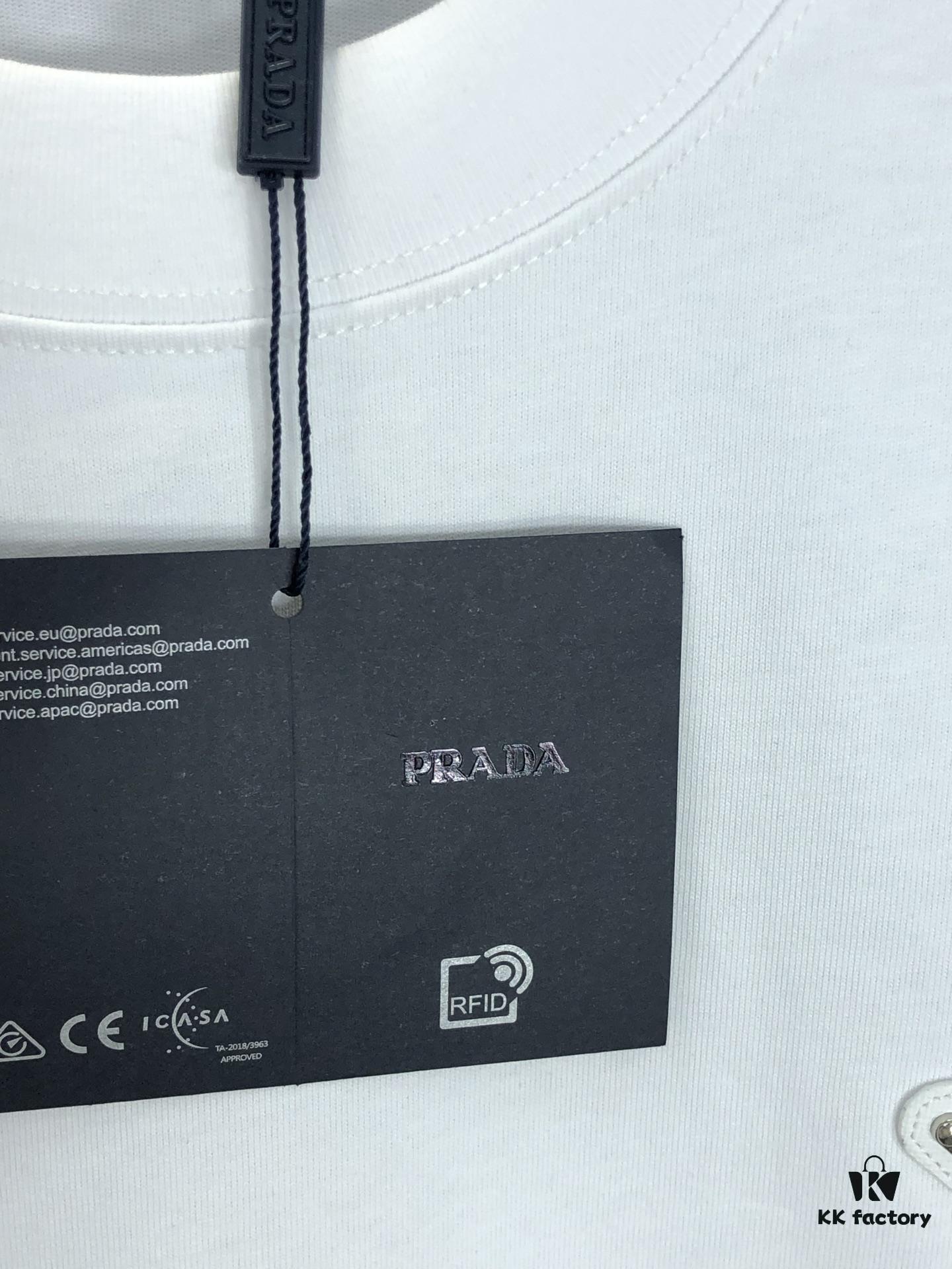 6931a0e9ccd8ab3d7af94c7c PRADA 2025 Spring/Summer New Arrival Round Neck Short Sleeve T-Shirt with Triangular Logo Patch on Chest and Side Stitch Pocket, Made of High Grammage 320g Double-Yarn Combed Cotton Fabric, Slightly Loose Fit, Soft and Substantial Fabric Texture, Unisex Design