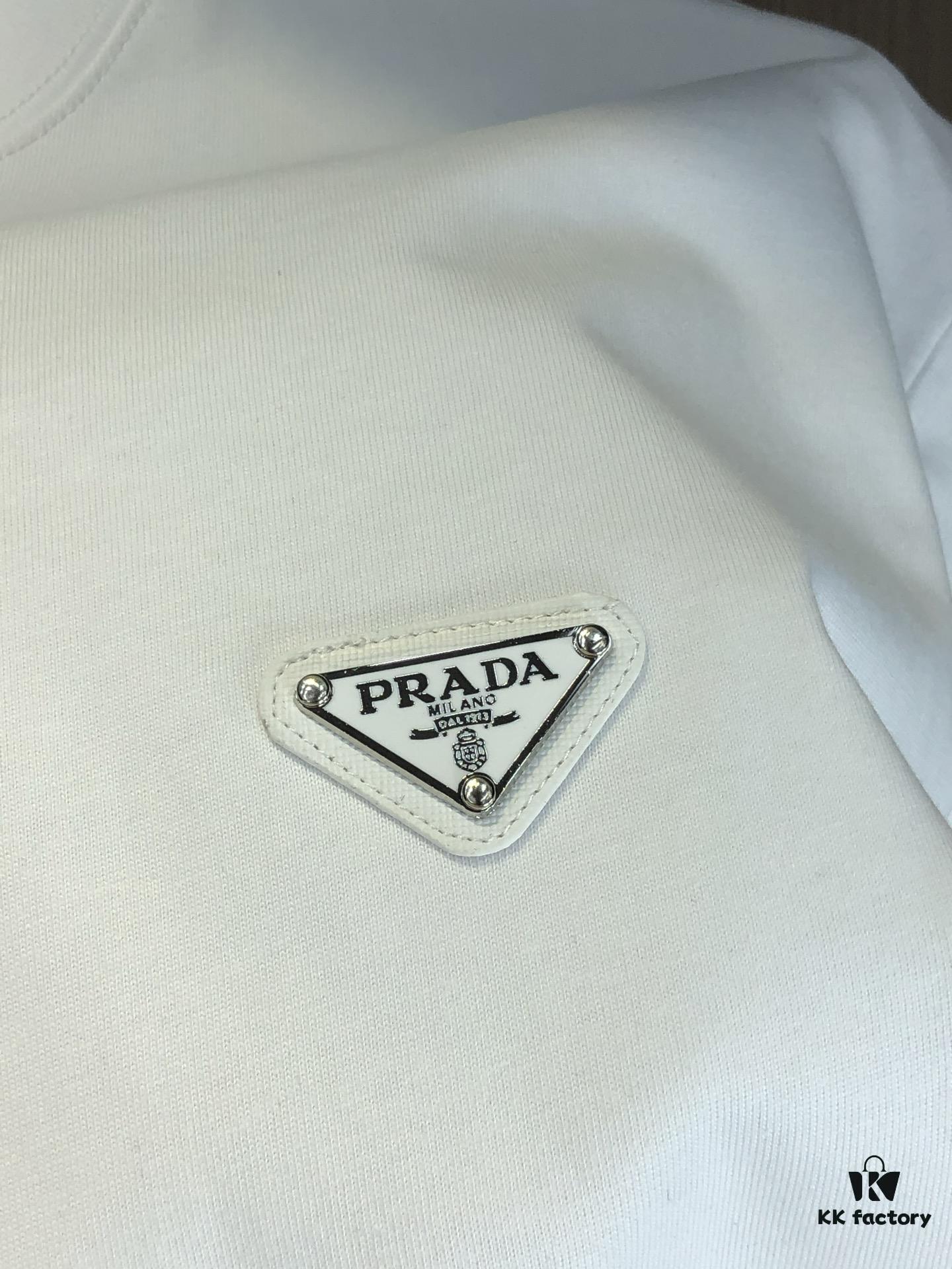 6931a0eaccd8ab3d7af94c7d PRADA 2025 Spring/Summer New Arrival Round Neck Short Sleeve T-Shirt with Triangular Logo Patch on Chest and Side Stitch Pocket, Made of High Grammage 320g Double-Yarn Combed Cotton Fabric, Slightly Loose Fit, Soft and Substantial Fabric Texture, Unisex Design
