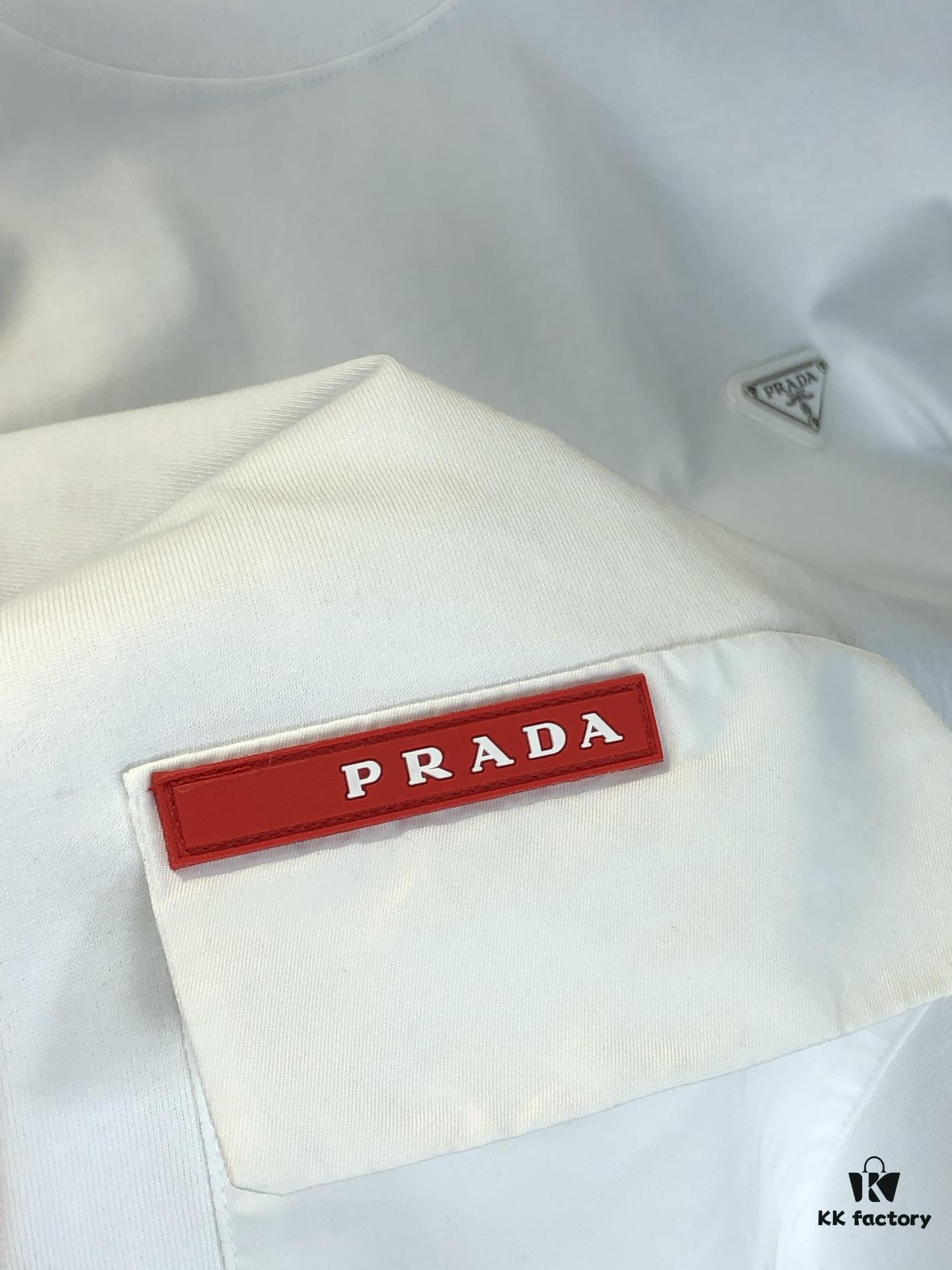 6931a0eaccd8ab3d7af94c7e PRADA 2025 Spring/Summer New Arrival Round Neck Short Sleeve T-Shirt with Triangular Logo Patch on Chest and Side Stitch Pocket, Made of High Grammage 320g Double-Yarn Combed Cotton Fabric, Slightly Loose Fit, Soft and Substantial Fabric Texture, Unisex Design