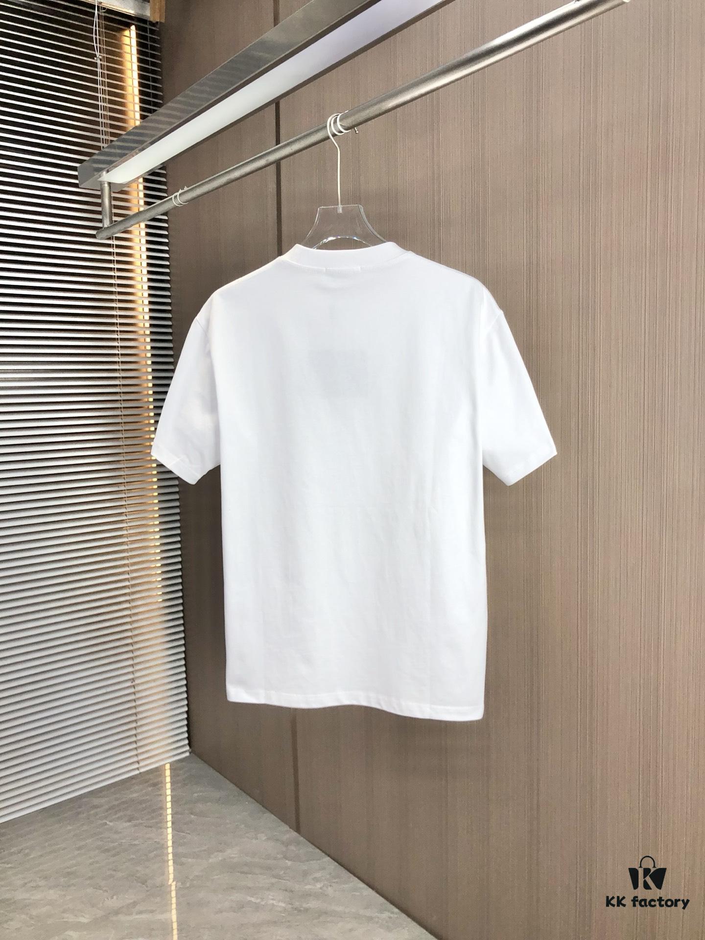 6931a0eaccd8ab3d7af94c7f PRADA 2025 Spring/Summer New Arrival Round Neck Short Sleeve T-Shirt with Triangular Logo Patch on Chest and Side Stitch Pocket, Made of High Grammage 320g Double-Yarn Combed Cotton Fabric, Slightly Loose Fit, Soft and Substantial Fabric Texture, Unisex Design