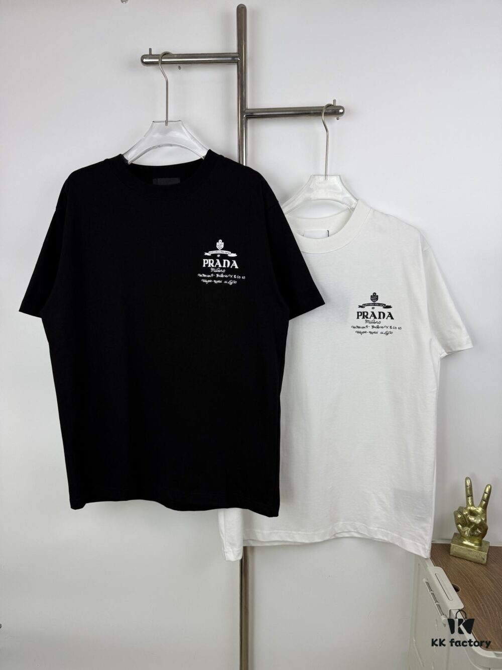 6931a0ebccd8ab3d7af94ca5 New PRADA 25SS Printed Short Sleeve T-Shirt with Metallic Back Logo