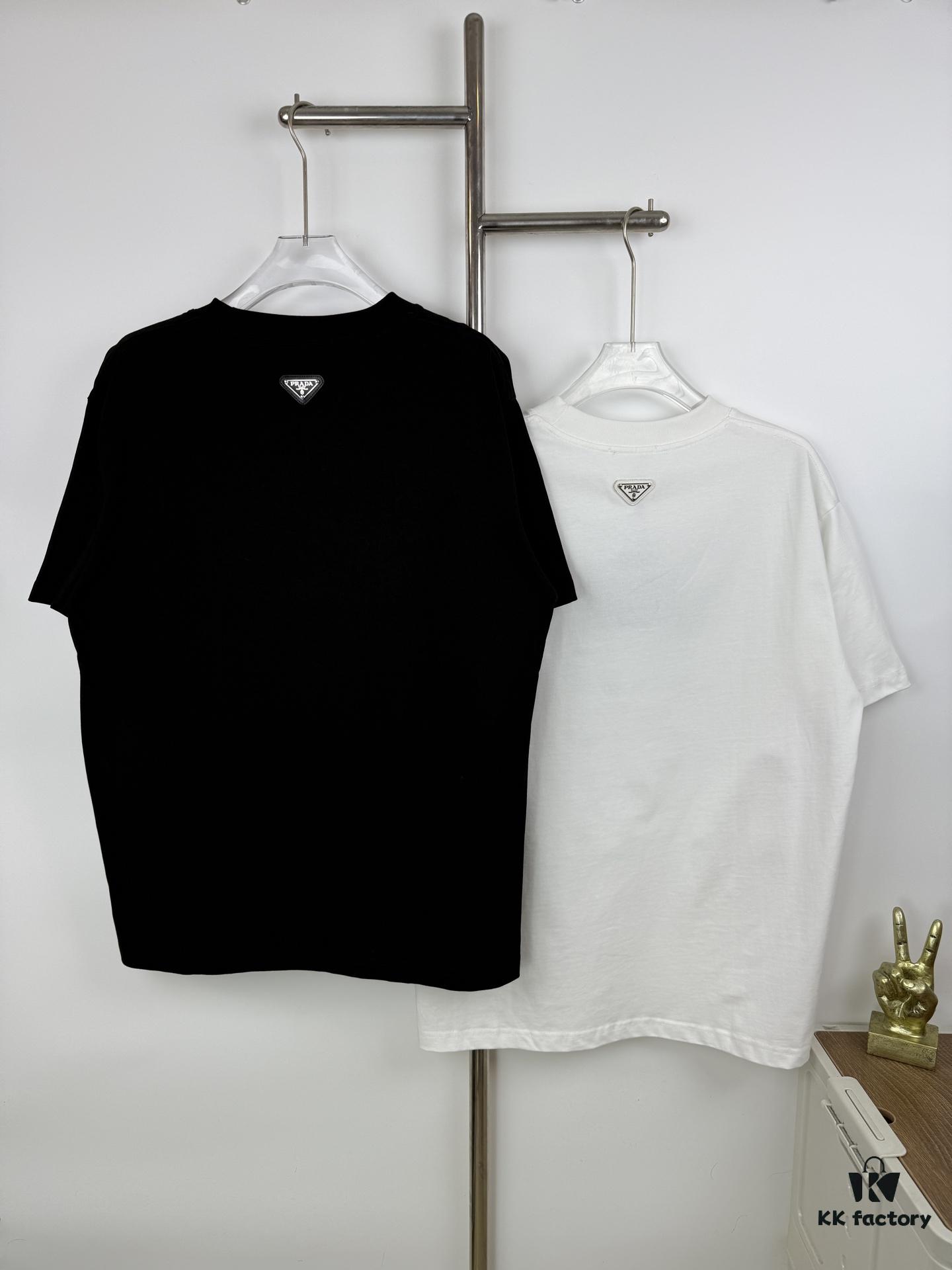 6931a0ebccd8ab3d7af94ca6 New PRADA 25SS Printed Short Sleeve T-Shirt with Metallic Back Logo