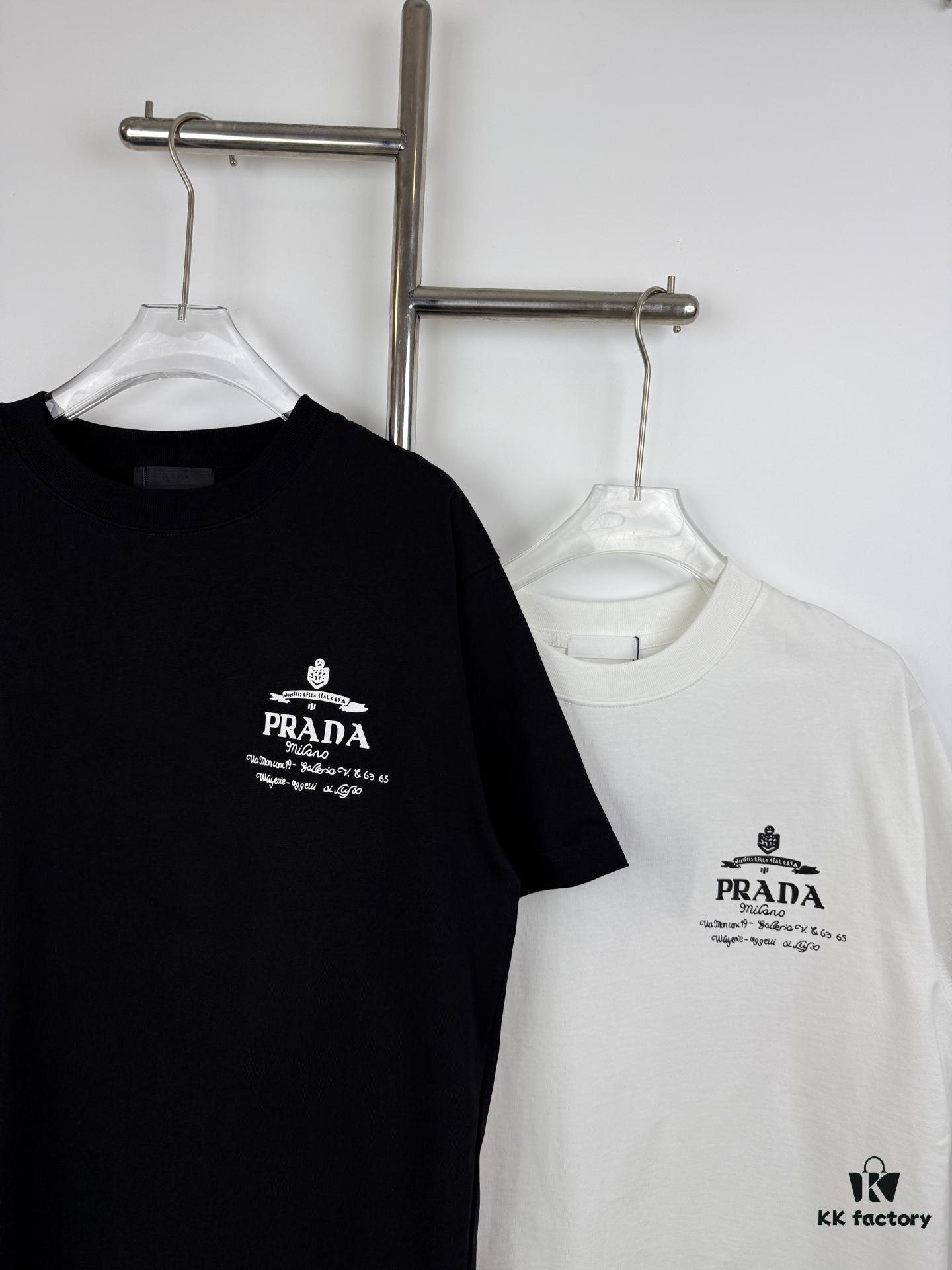 6931a0ecccd8ab3d7af94ca7 New PRADA 25SS Printed Short Sleeve T-Shirt with Metallic Back Logo
