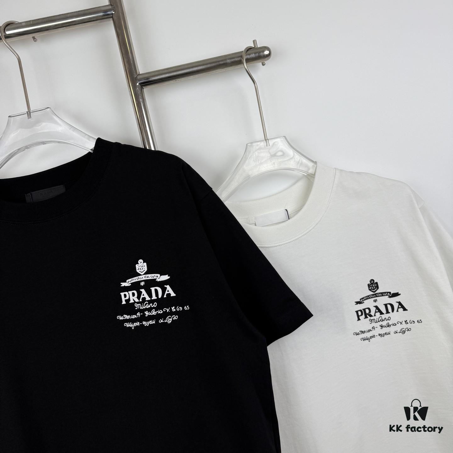 6931a0ecccd8ab3d7af94ca8 New PRADA 25SS Printed Short Sleeve T-Shirt with Metallic Back Logo