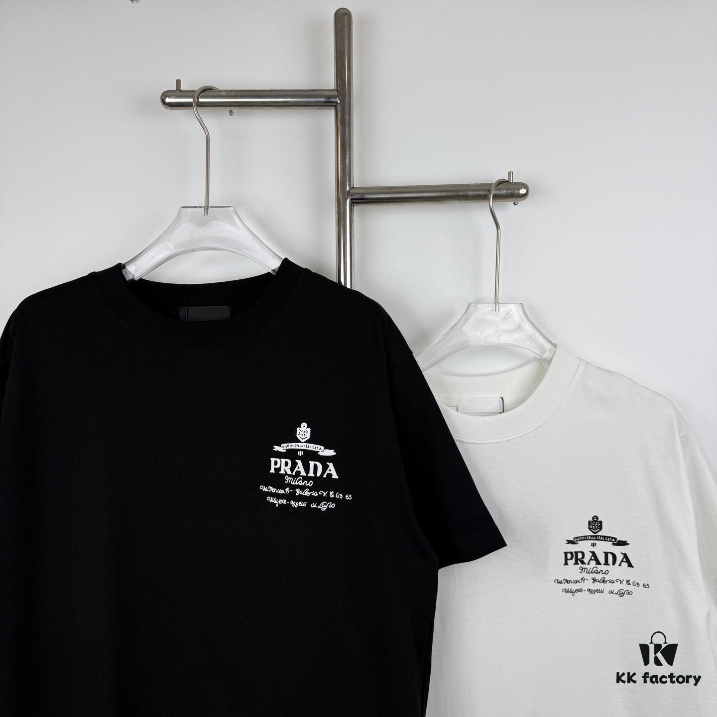 6931a0ecccd8ab3d7af94ca9 New PRADA 25SS Printed Short Sleeve T-Shirt with Metallic Back Logo