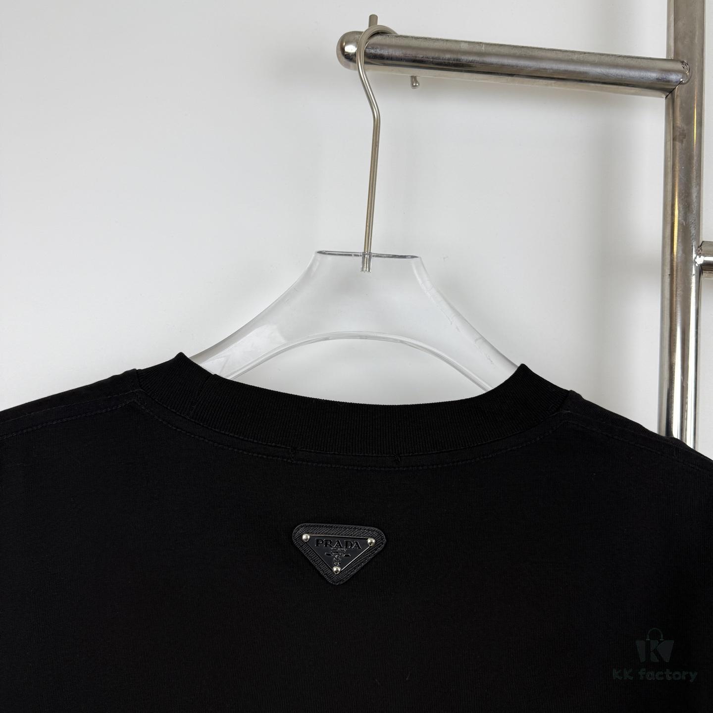 6931a0ecccd8ab3d7af94caa New PRADA 25SS Printed Short Sleeve T-Shirt with Metallic Back Logo