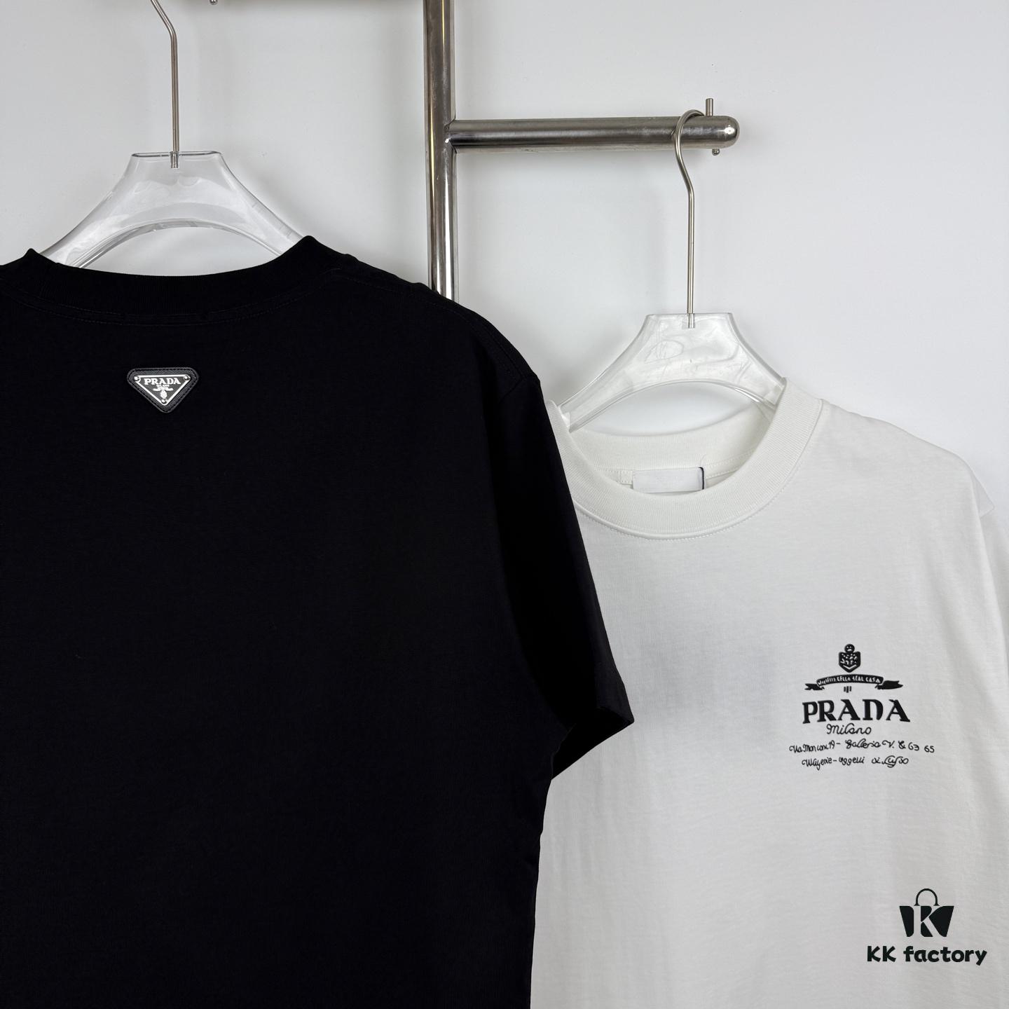 6931a0ecccd8ab3d7af94cab New PRADA 25SS Printed Short Sleeve T-Shirt with Metallic Back Logo