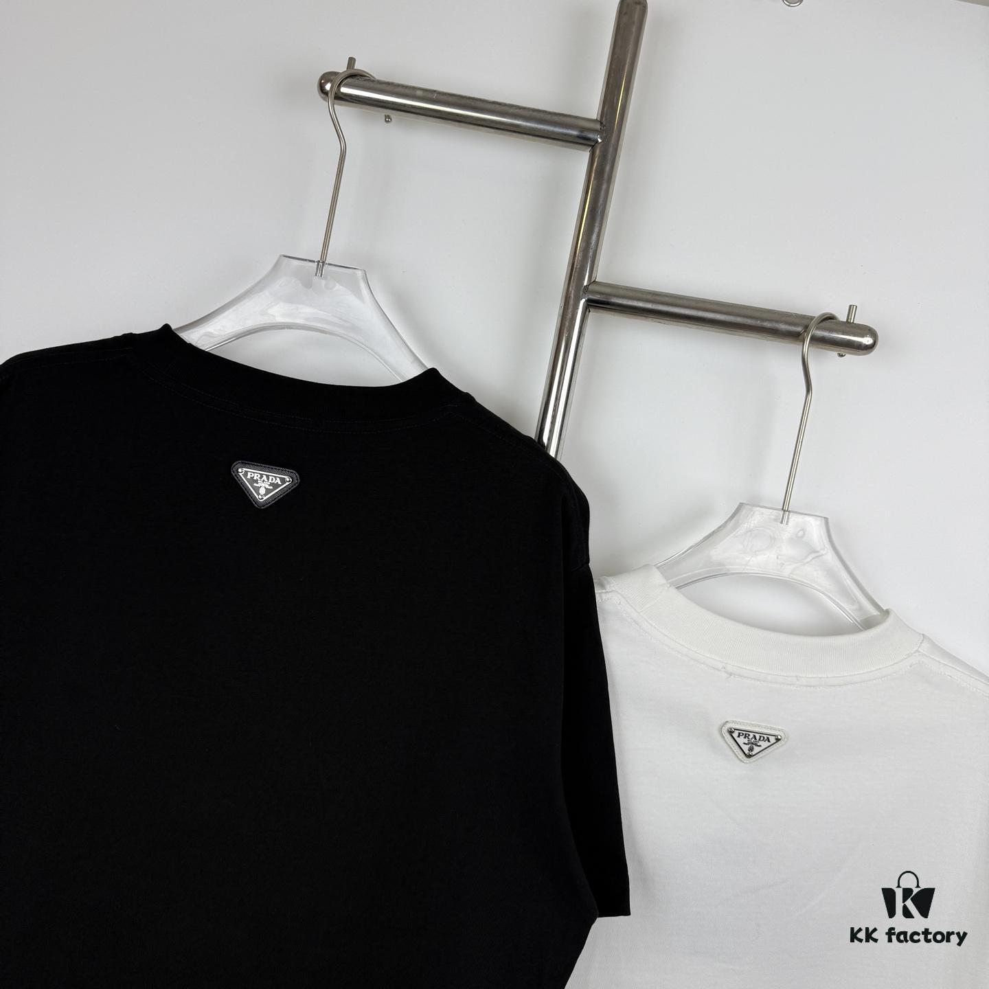 6931a0ecccd8ab3d7af94cac New PRADA 25SS Printed Short Sleeve T-Shirt with Metallic Back Logo