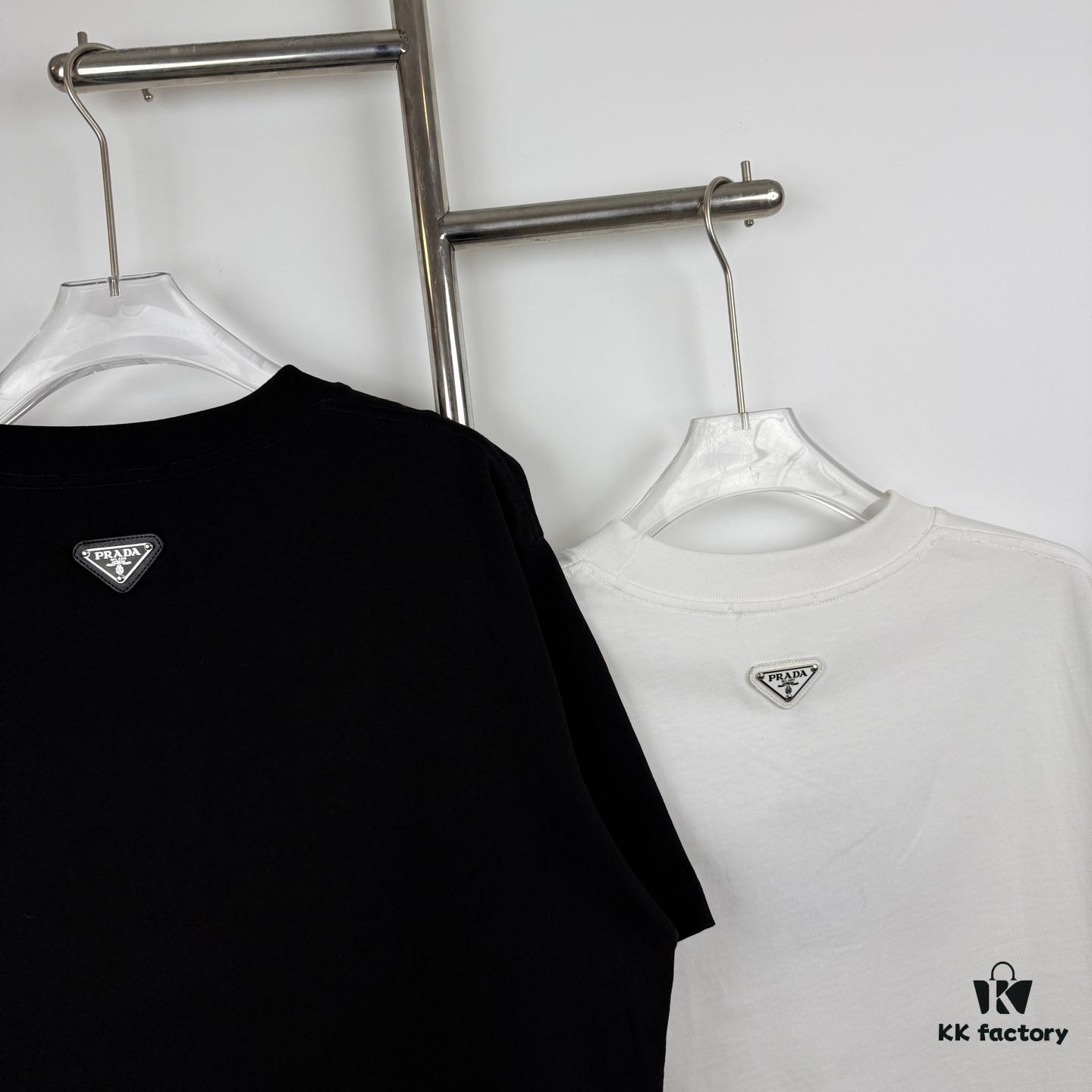 6931a0ecccd8ab3d7af94cad New PRADA 25SS Printed Short Sleeve T-Shirt with Metallic Back Logo