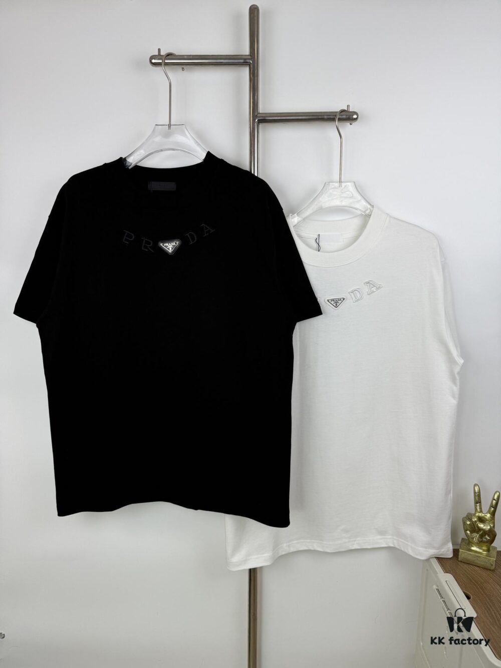 6931a0ecccd8ab3d7af94caf New PRADA 25SS Metal Print Short Sleeve T-Shirt, Spring and Summer Latest Collection, OS Drop-Shoulder Style, Fashionable and Unique Design, Extremely Versatile and Stylish, Unisex Wear, Must-Have Item