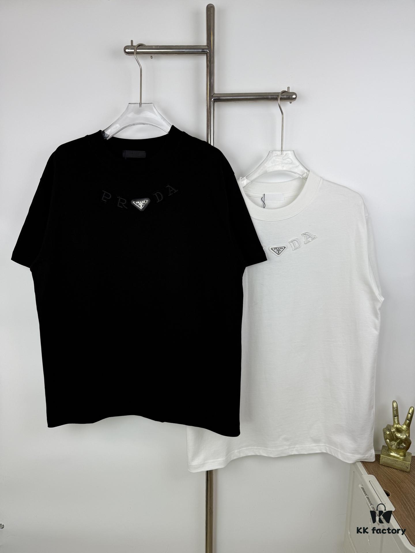 6931a0ecccd8ab3d7af94caf New PRADA 25SS Metal Print Short Sleeve T-Shirt, Spring and Summer Latest Collection, OS Drop-Shoulder Style, Fashionable and Unique Design, Extremely Versatile and Stylish, Unisex Wear, Must-Have Item