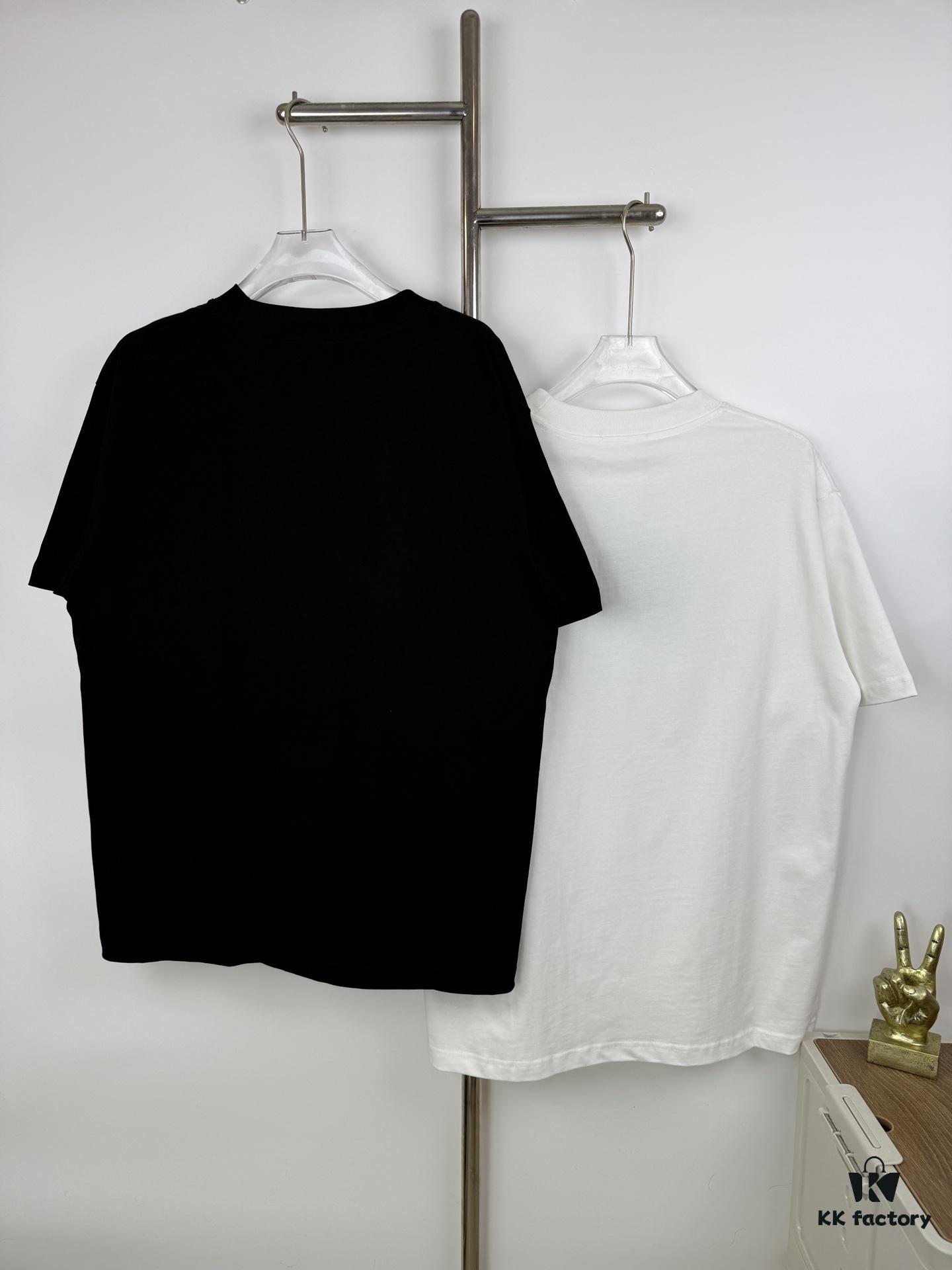 6931a0ecccd8ab3d7af94cb0 New PRADA 25SS Metal Print Short Sleeve T-Shirt, Spring and Summer Latest Collection, OS Drop-Shoulder Style, Fashionable and Unique Design, Extremely Versatile and Stylish, Unisex Wear, Must-Have Item