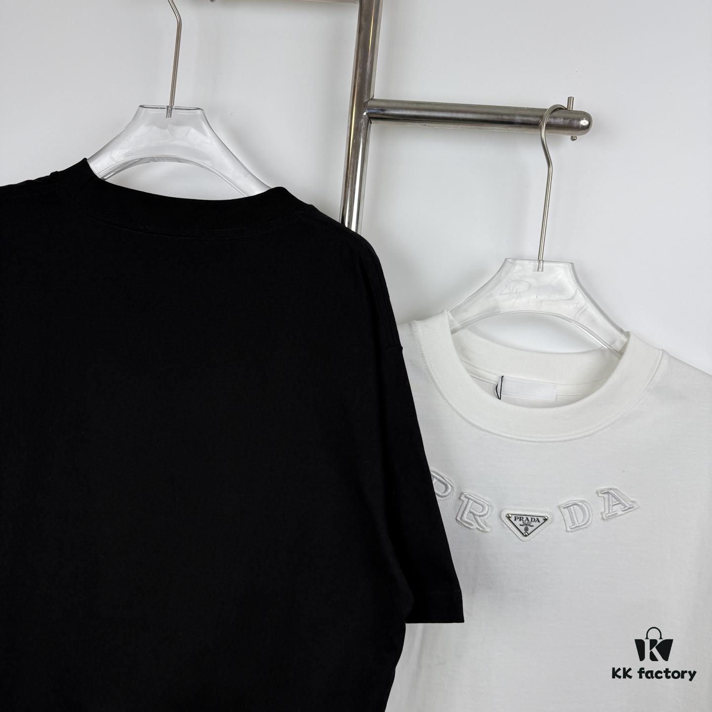 6931a0ecccd8ab3d7af94cb2 New PRADA 25SS Metal Print Short Sleeve T-Shirt, Spring and Summer Latest Collection, OS Drop-Shoulder Style, Fashionable and Unique Design, Extremely Versatile and Stylish, Unisex Wear, Must-Have Item