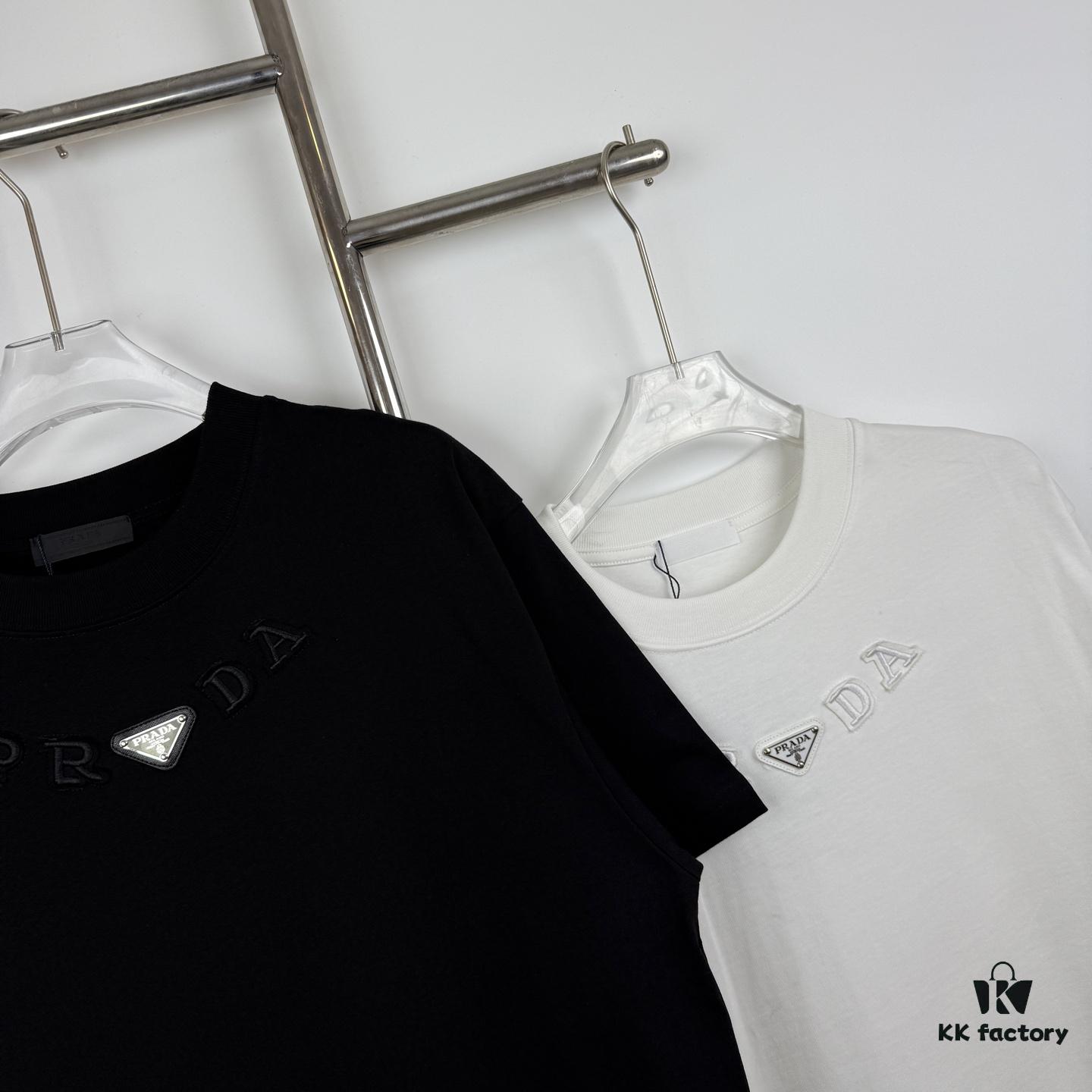 6931a0ecccd8ab3d7af94cb3 New PRADA 25SS Metal Print Short Sleeve T-Shirt, Spring and Summer Latest Collection, OS Drop-Shoulder Style, Fashionable and Unique Design, Extremely Versatile and Stylish, Unisex Wear, Must-Have Item