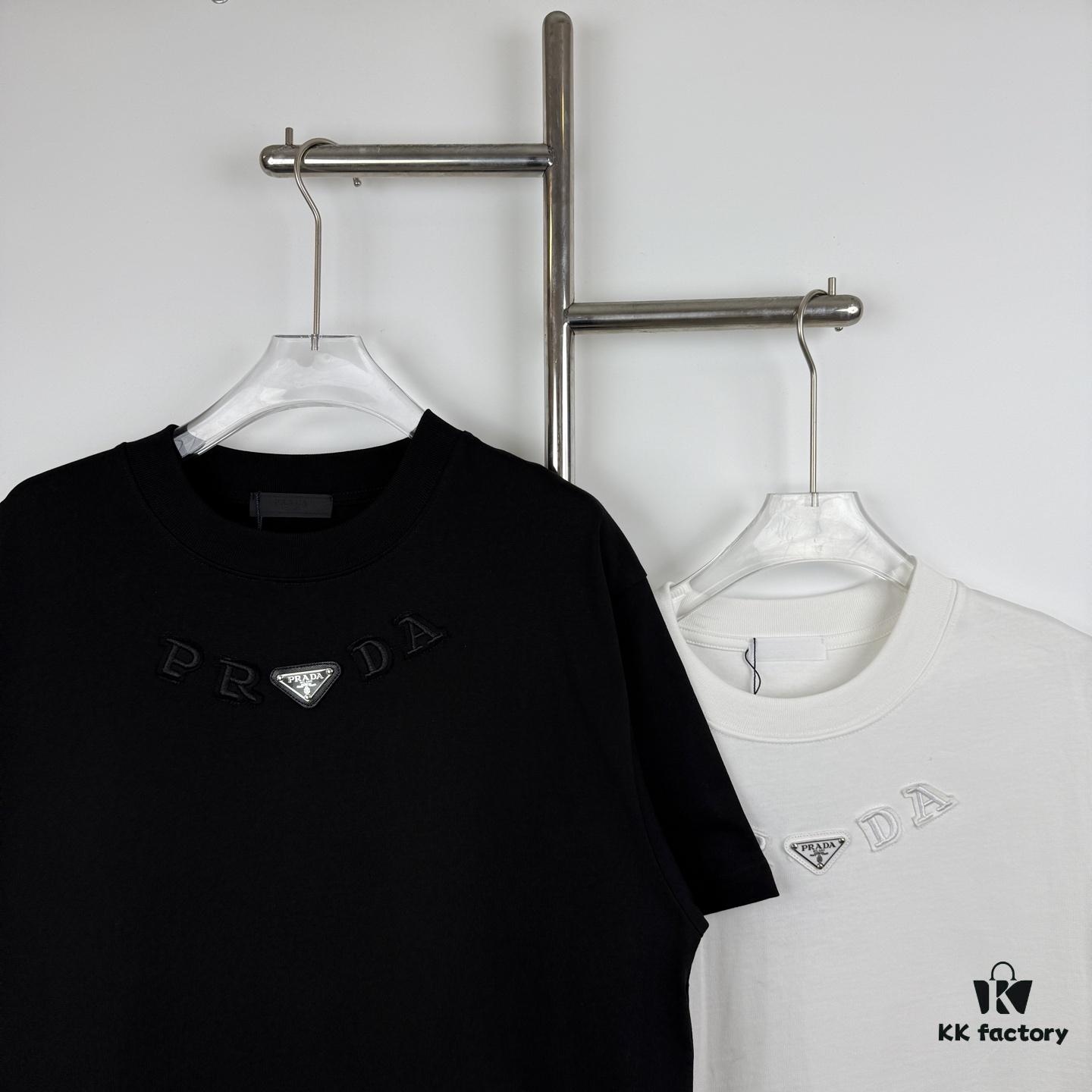 6931a0ecccd8ab3d7af94cb4 New PRADA 25SS Metal Print Short Sleeve T-Shirt, Spring and Summer Latest Collection, OS Drop-Shoulder Style, Fashionable and Unique Design, Extremely Versatile and Stylish, Unisex Wear, Must-Have Item