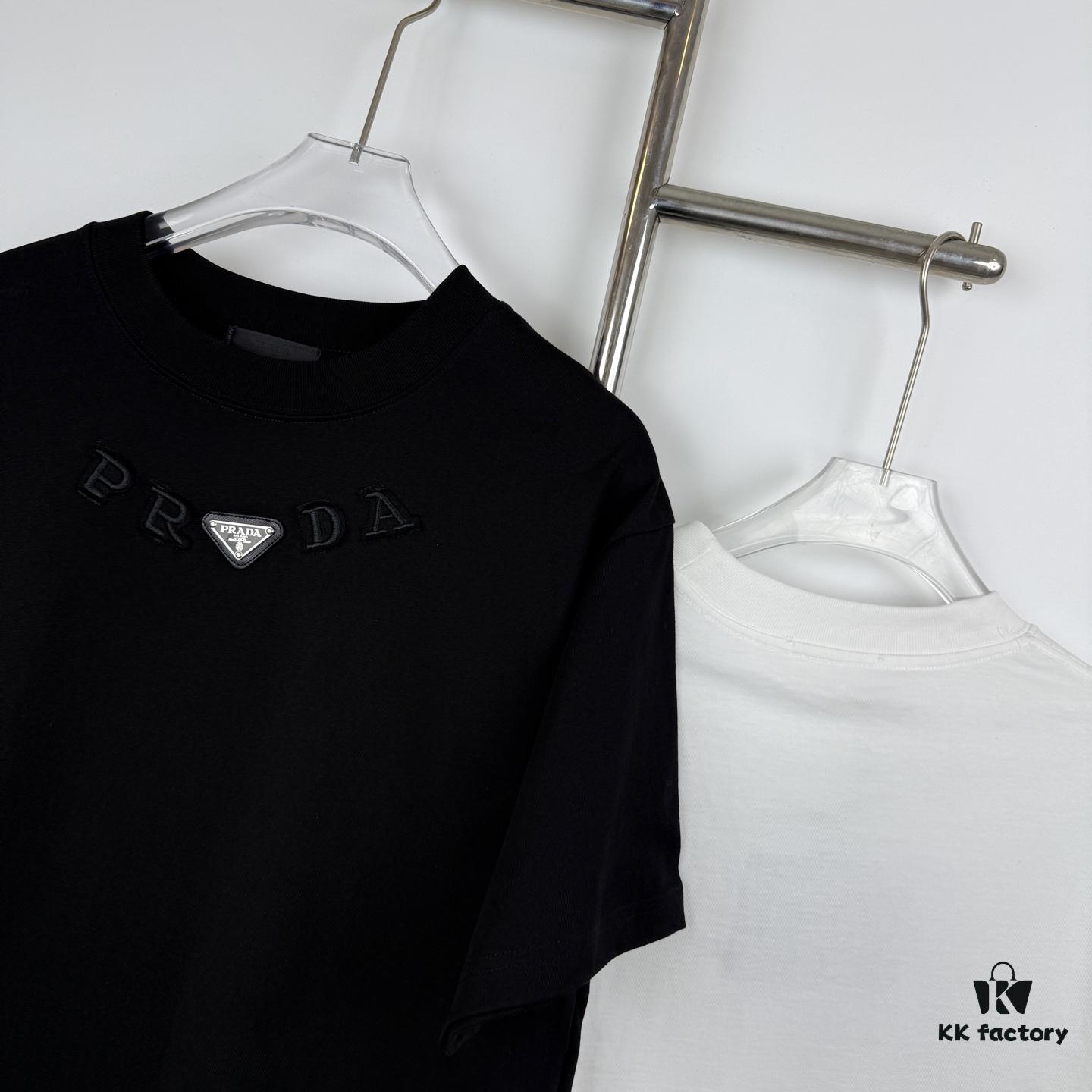 6931a0ecccd8ab3d7af94cb5 New PRADA 25SS Metal Print Short Sleeve T-Shirt, Spring and Summer Latest Collection, OS Drop-Shoulder Style, Fashionable and Unique Design, Extremely Versatile and Stylish, Unisex Wear, Must-Have Item