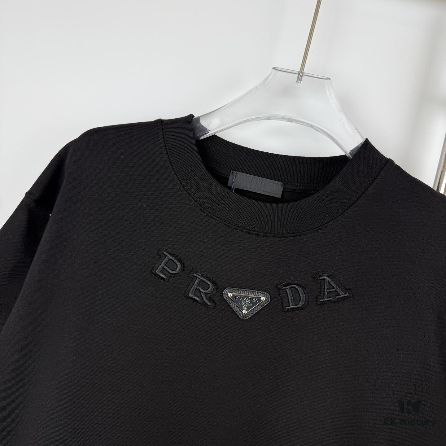 6931a0ecccd8ab3d7af94cb7 New PRADA 25SS Metal Print Short Sleeve T-Shirt, Spring and Summer Latest Collection, OS Drop-Shoulder Style, Fashionable and Unique Design, Extremely Versatile and Stylish, Unisex Wear, Must-Have Item