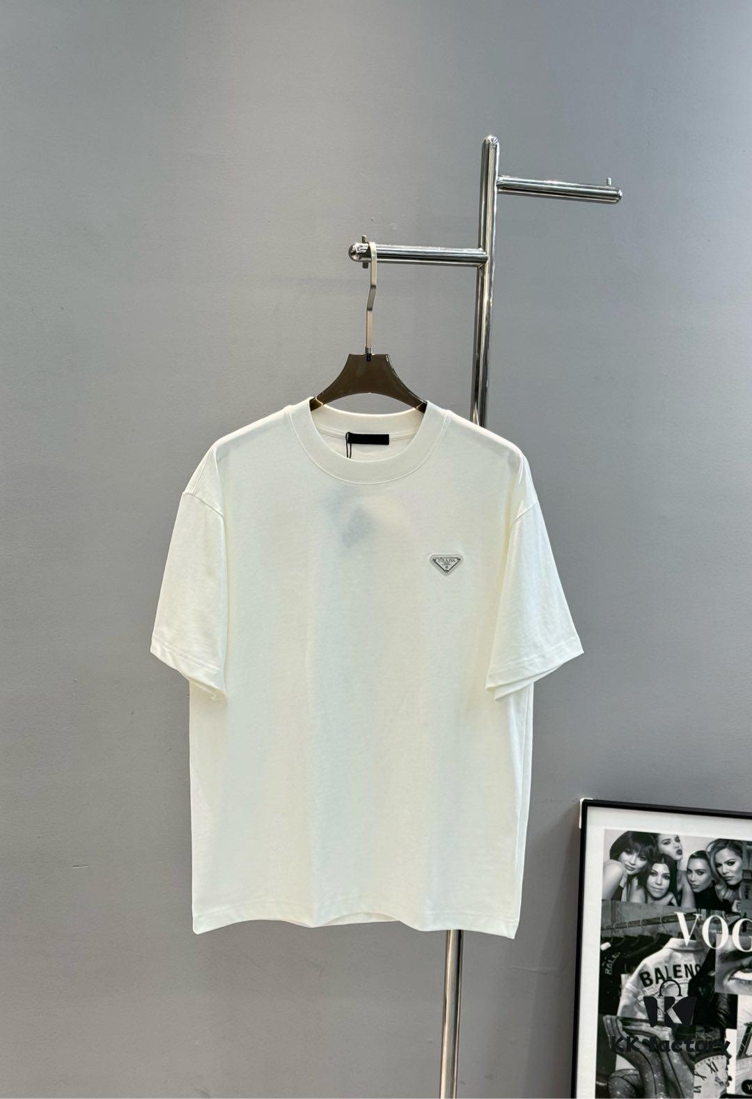6931a103ccd8ab3d7af94e78 PRAD* Prada 25s New Arrival Unisex T-Shirt with Embroidered Back Logo, Contrast Pink Design, Triangle Metal Badge on Chest, 280g Pure Cotton Fabric, Classic Brand Lettering, High-Fashion Streetwear