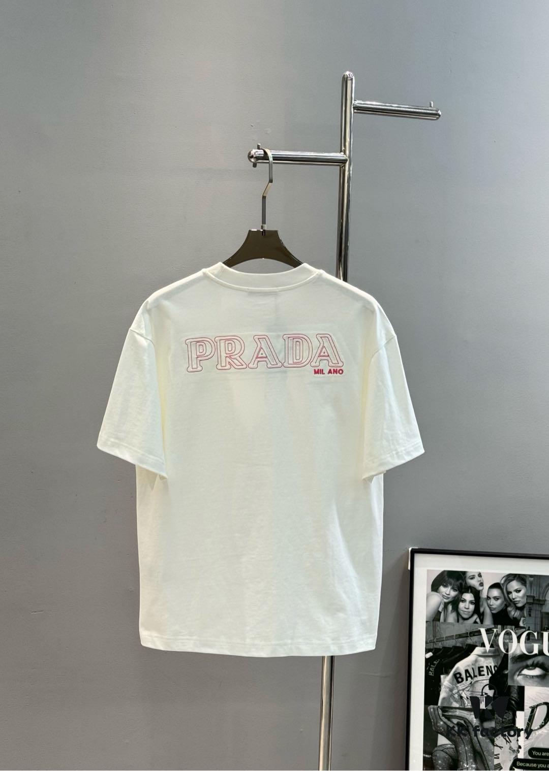 6931a103ccd8ab3d7af94e79 PRAD* Prada 25s New Arrival Unisex T-Shirt with Embroidered Back Logo, Contrast Pink Design, Triangle Metal Badge on Chest, 280g Pure Cotton Fabric, Classic Brand Lettering, High-Fashion Streetwear