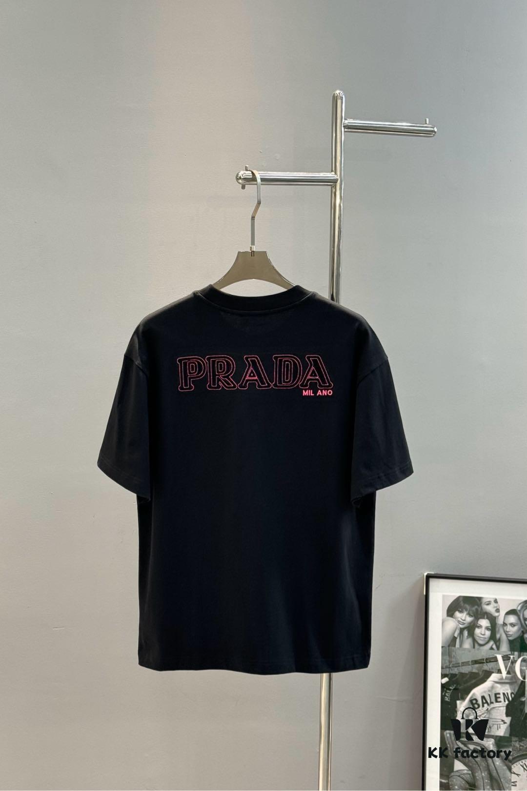 6931a103ccd8ab3d7af94e7e PRAD* Prada 25s New Arrival Unisex T-Shirt with Embroidered Back Logo, Contrast Pink Design, Triangle Metal Badge on Chest, 280g Pure Cotton Fabric, Classic Brand Lettering, High-Fashion Streetwear