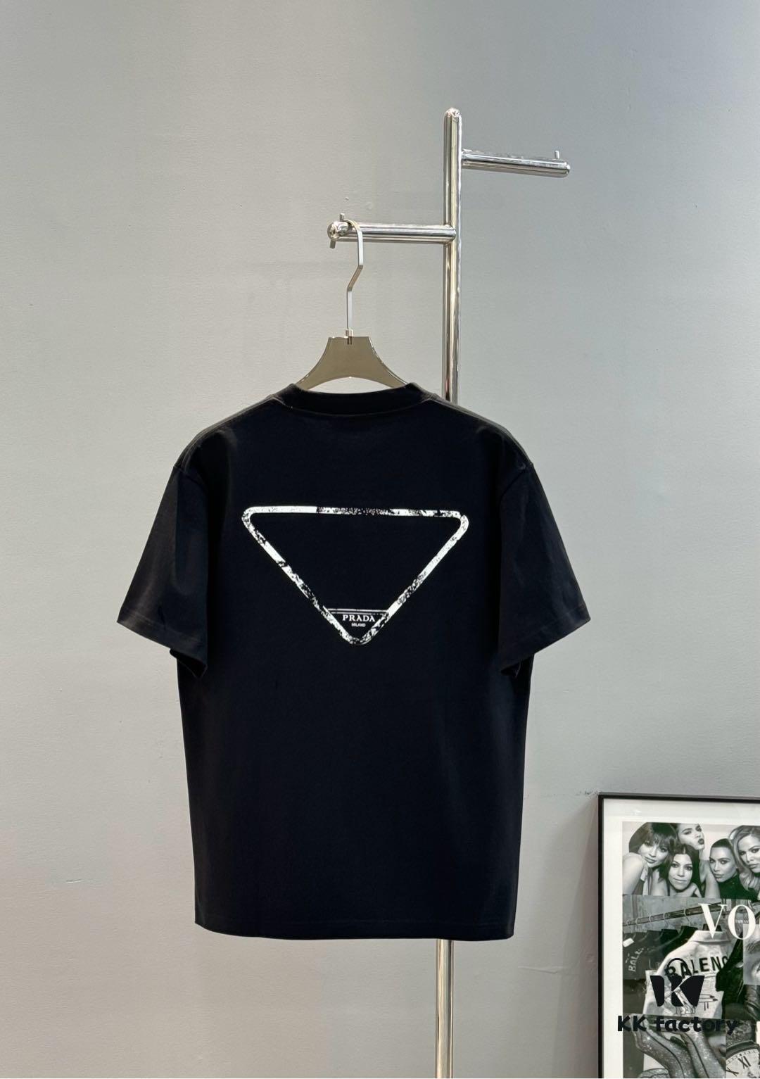 6931a104ccd8ab3d7af94e90 PRAD* Prada 25s New Arrival T-Shirt, Unisex Design, Innovative Embroidered and Heat-Transfer Graphic with Double-Layer Craft, Full-Dimensional Texture, Iconic Brand Lettering Front and Inverted Triangle Logo Back, Striking LOGO Visual Impact, 280g Pure Cotton Fabric, Soft and Comfortable, Extremely Stylish, Triple Tags Attached