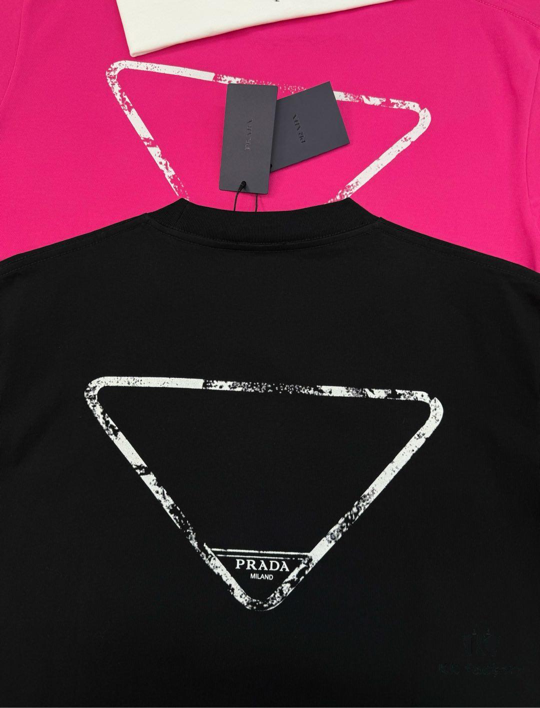 6931a104ccd8ab3d7af94e91 PRAD* Prada 25s New Arrival T-Shirt, Unisex Design, Innovative Embroidered and Heat-Transfer Graphic with Double-Layer Craft, Full-Dimensional Texture, Iconic Brand Lettering Front and Inverted Triangle Logo Back, Striking LOGO Visual Impact, 280g Pure Cotton Fabric, Soft and Comfortable, Extremely Stylish, Triple Tags Attached