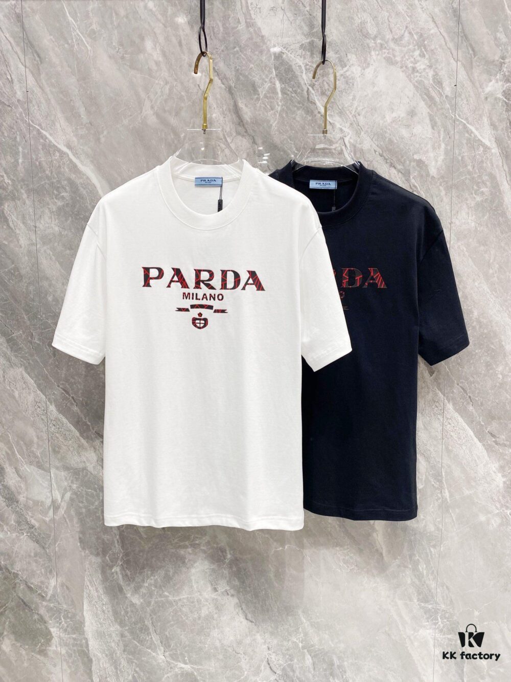 6931a107ccd8ab3d7af94eb0 Prada 25SS New Round Neck T-Shirt! Must-Have for Fashion Enthusiasts! Custom 3D Rubber Logo on Chest, Classic Colors with Stylish Appeal, Youthful and Vibrant Design. Crafted from 280g High-Quality Cotton for Exceptional Comfort and Soft, Textured Handfeel.