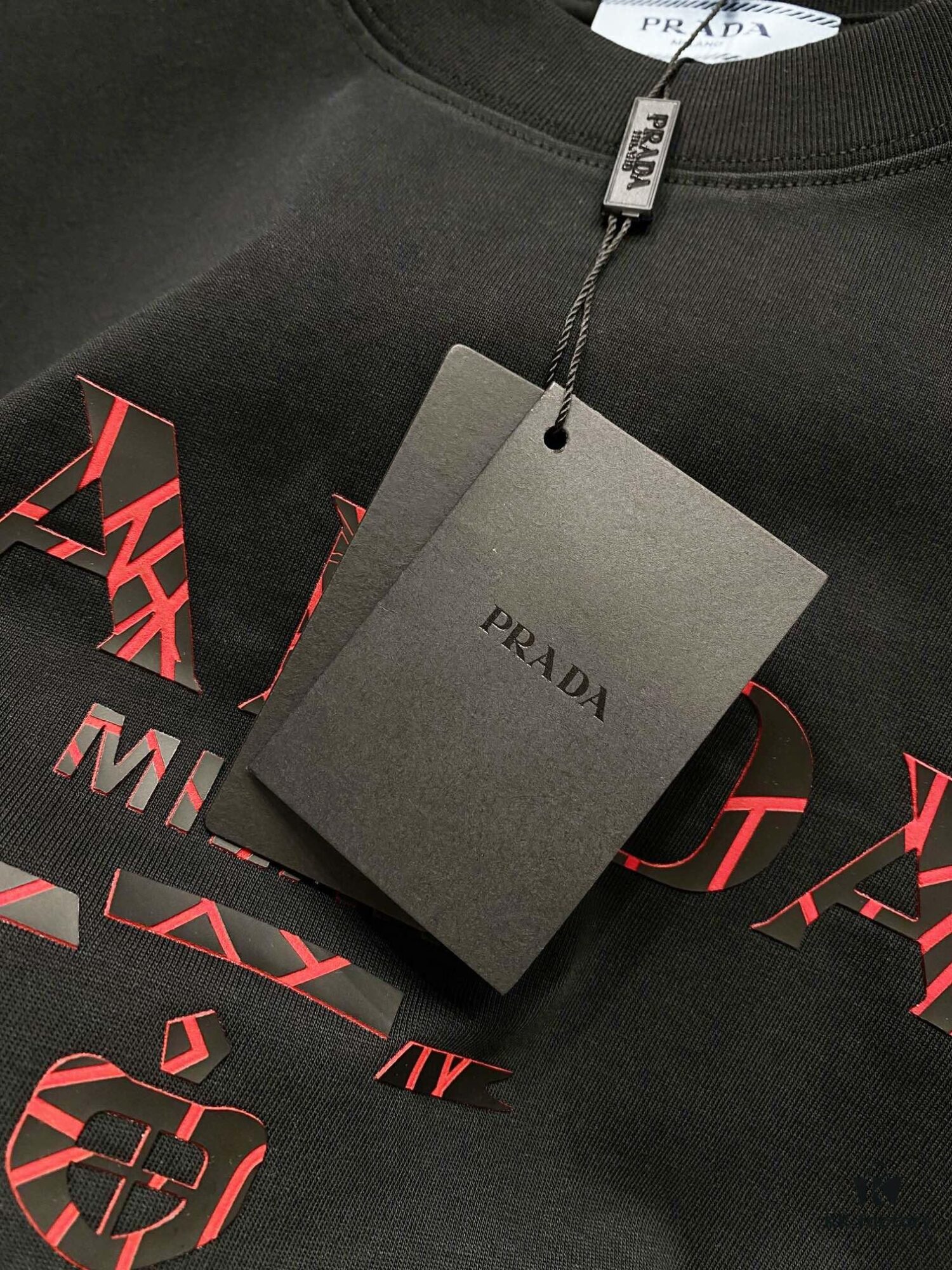 6931a107ccd8ab3d7af94eb5 Prada 25SS New Round Neck T-Shirt! Must-Have for Fashion Enthusiasts! Custom 3D Rubber Logo on Chest, Classic Colors with Stylish Appeal, Youthful and Vibrant Design. Crafted from 280g High-Quality Cotton for Exceptional Comfort and Soft, Textured Handfeel.