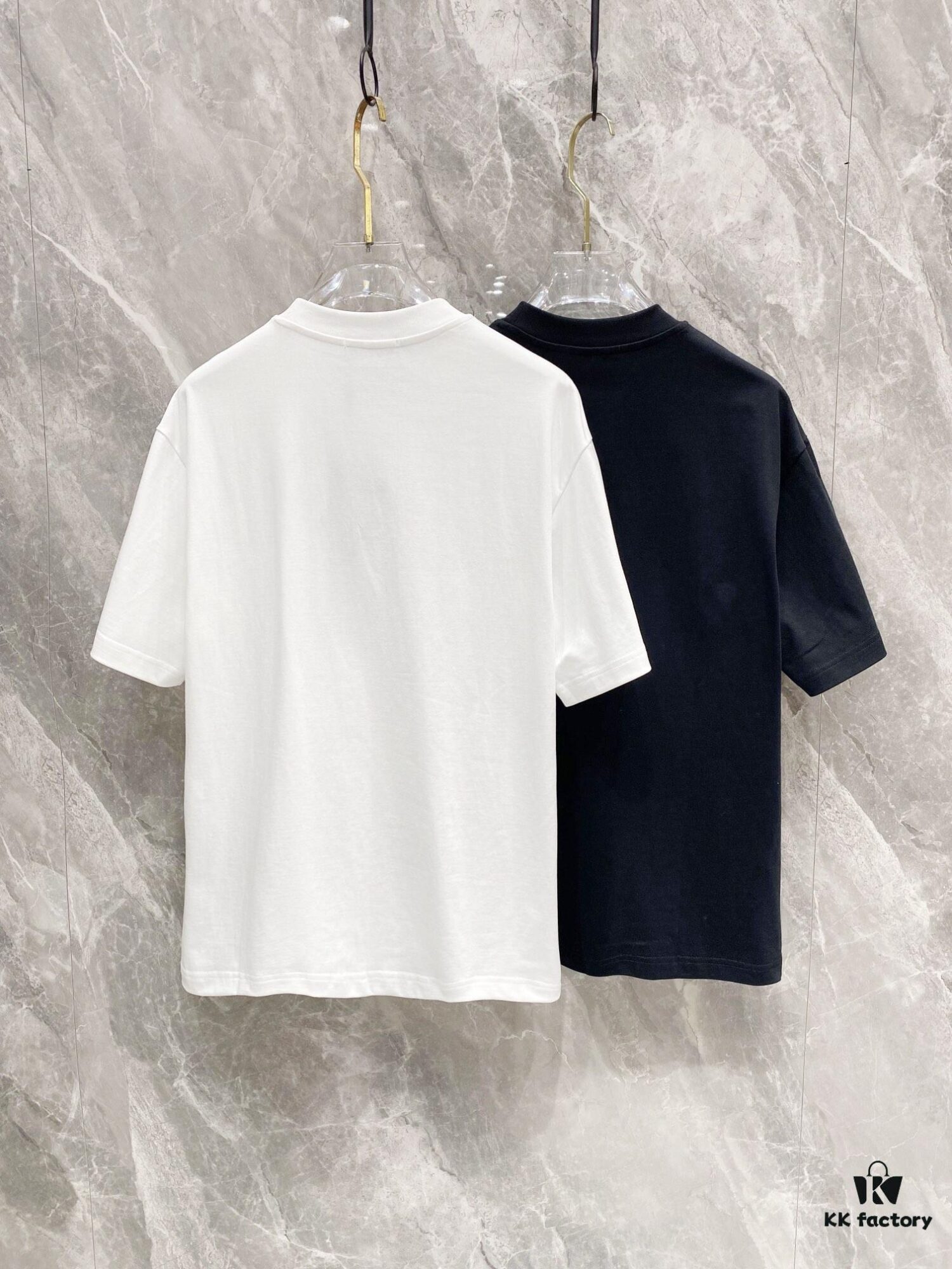 6931a108ccd8ab3d7af94eb9 Prada 25SS New Round Neck T-Shirt! Must-Have for Fashion Enthusiasts! Custom 3D Rubber Logo on Chest, Classic Colors with Stylish Appeal, Youthful and Vibrant Design. Crafted from 280g High-Quality Cotton for Exceptional Comfort and Soft, Textured Handfeel.
