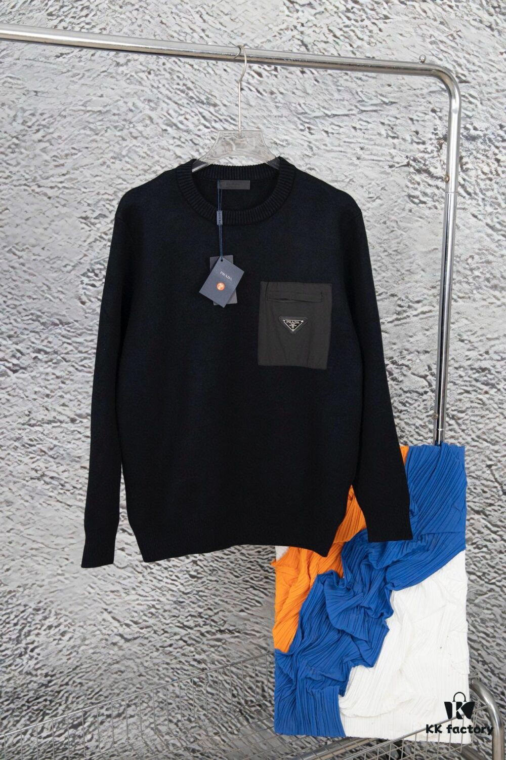 6931a10cccd8ab3d7af94f1b PRADA/Prada 22SS Triangle Logo Pocket Knit Long-Sleeve Sweater