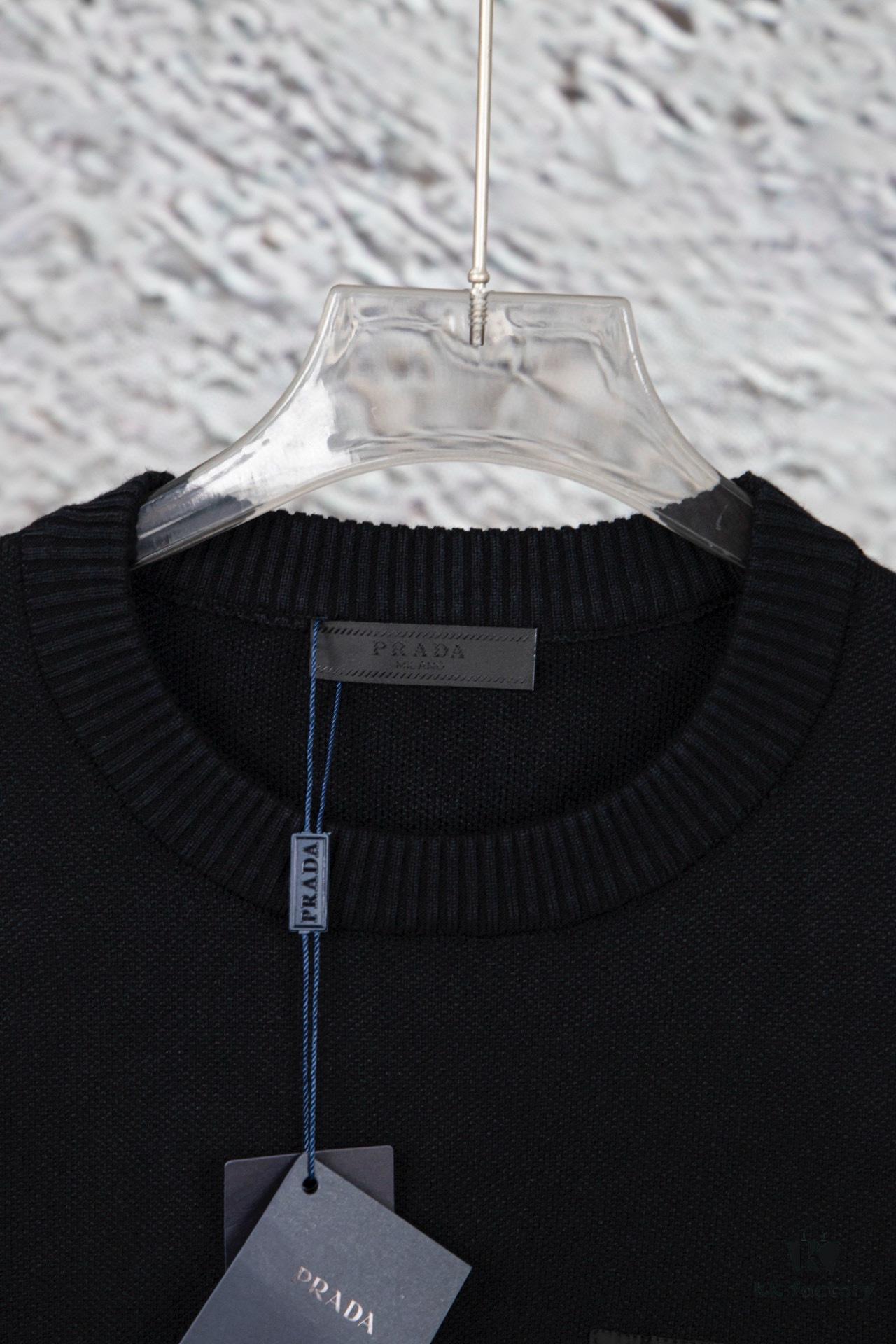 6931a10cccd8ab3d7af94f1d PRADA/Prada 22SS Triangle Logo Pocket Knit Long-Sleeve Sweater